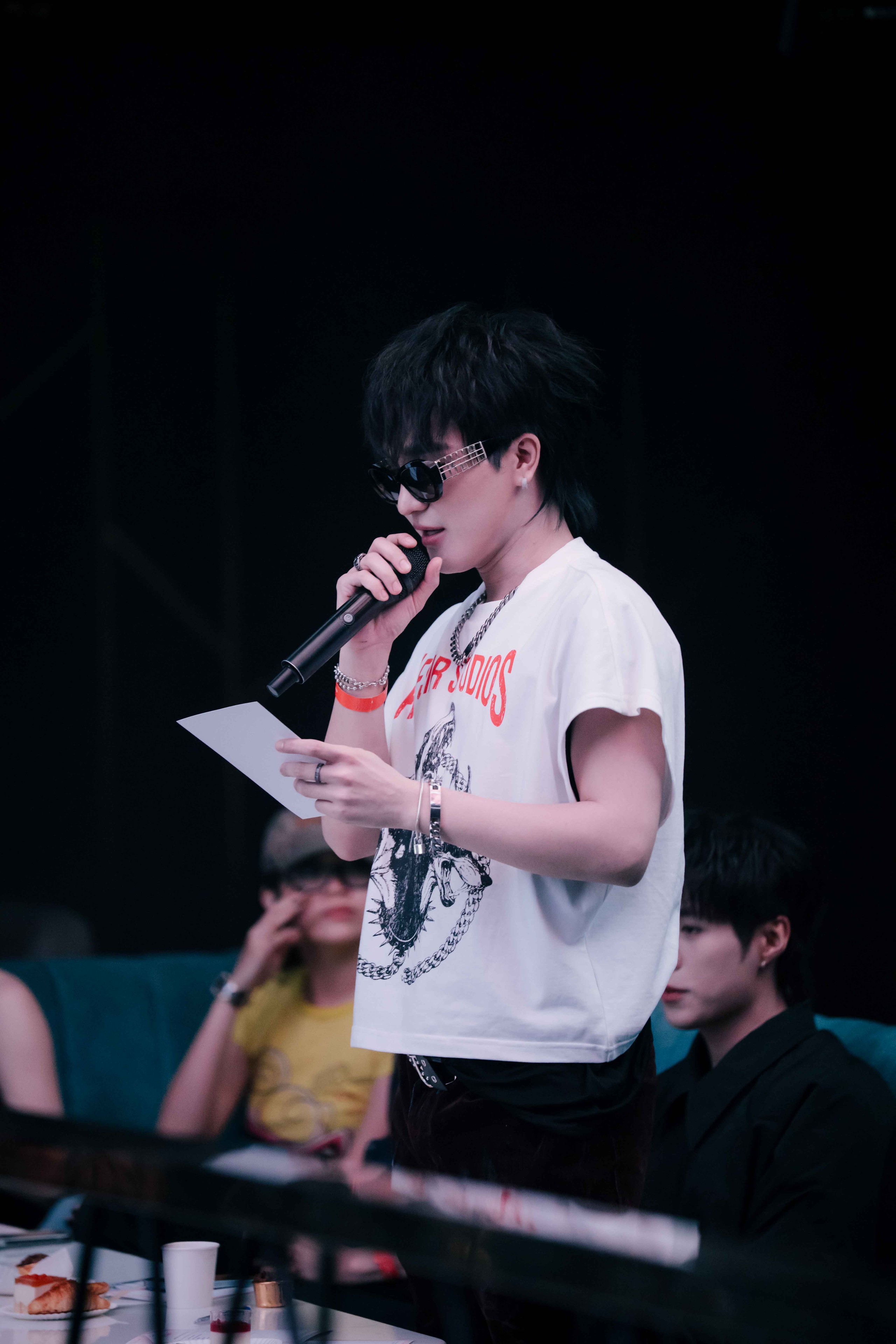 Dàn anh trai, em xinh đến chúc mừng Album đầu tay của Ánh Sáng AZA - Ảnh 5.