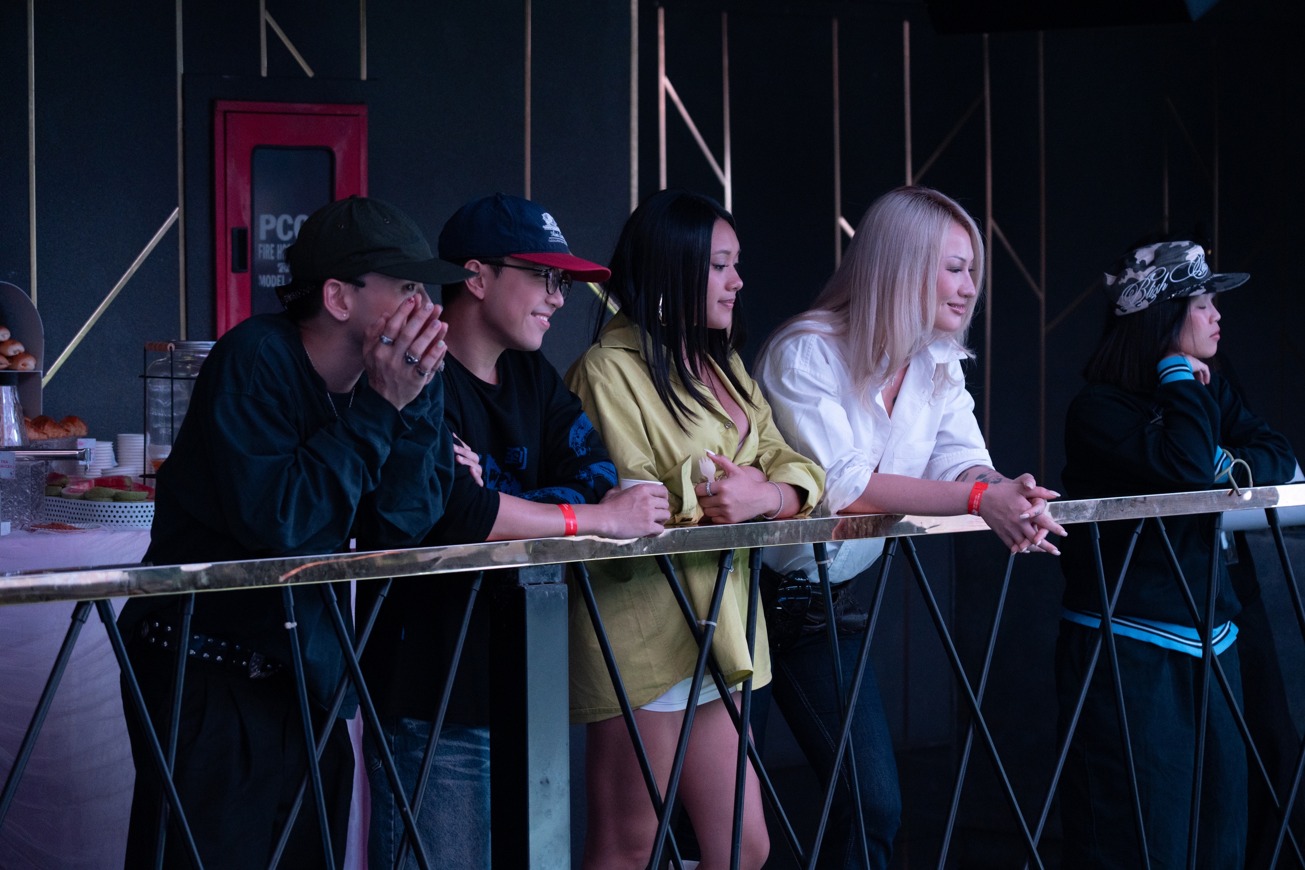 Dàn anh trai, em xinh đến chúc mừng Album đầu tay của Ánh Sáng AZA - Ảnh 2.