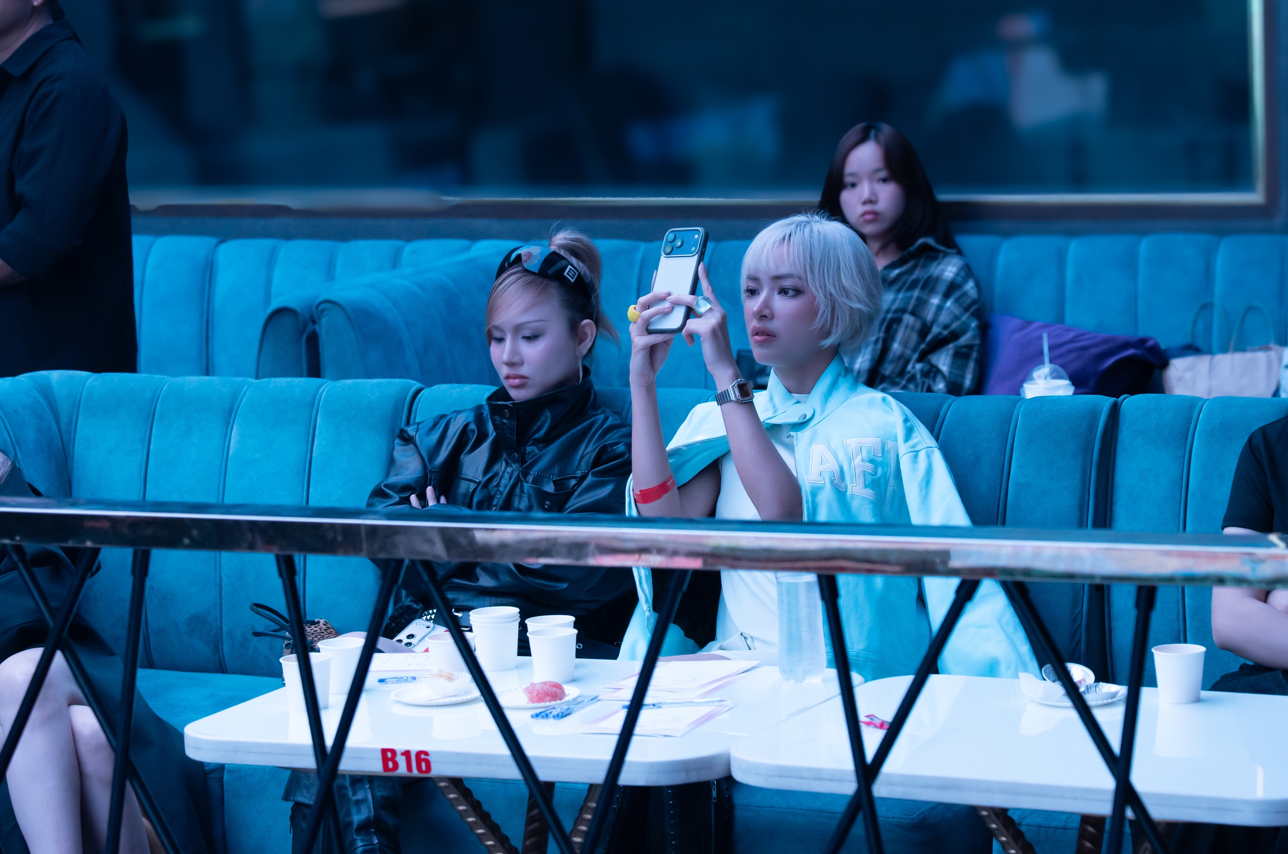 Dàn anh trai, em xinh đến chúc mừng Album đầu tay của Ánh Sáng AZA - Ảnh 4.