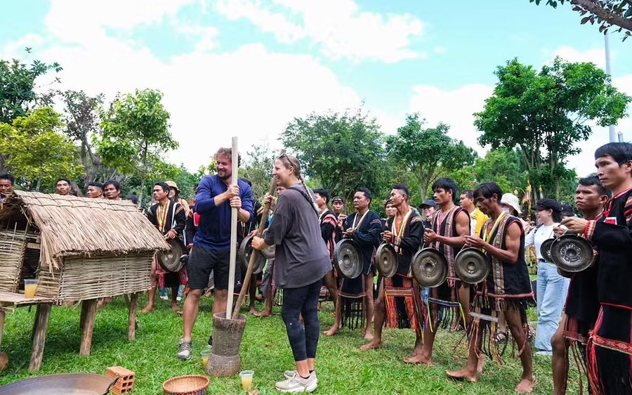 &ldquo;Đại ng&agrave;n chạm biển xanh&rdquo; tạo c&uacute; h&iacute;ch truyền th&ocirc;ng cho du lịch Gia Lai - Ảnh 4.