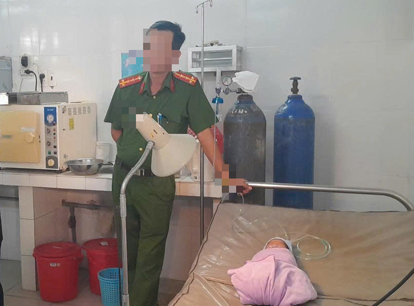 TPHCM: Bé trai sơ sinh bị bỏ rơi với 6 ngón tay gây xôn xao dư luận - Ảnh 1.