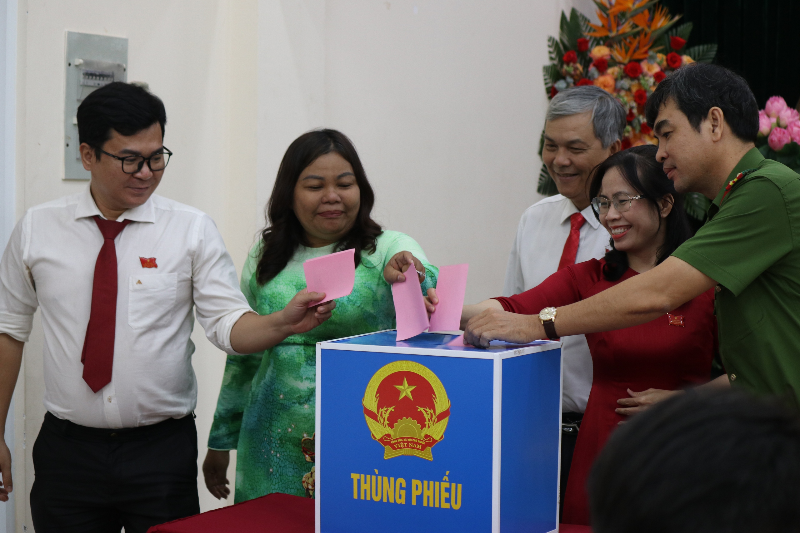 kỳ họp hđnd phường Phú Thuận - Ảnh 4.