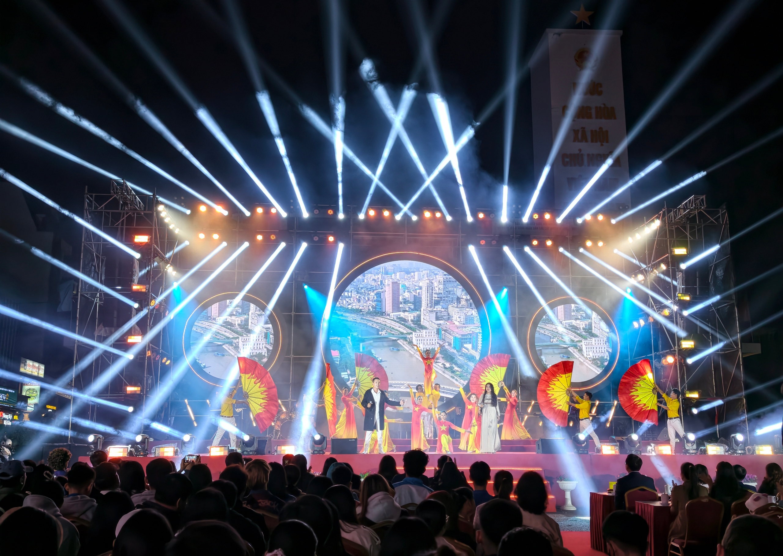 Du kh&aacute;ch h&agrave;o hứng với đ&ecirc;m nghệ thuật đặc biệt ở Đ&agrave; Lạt - Ảnh 3.