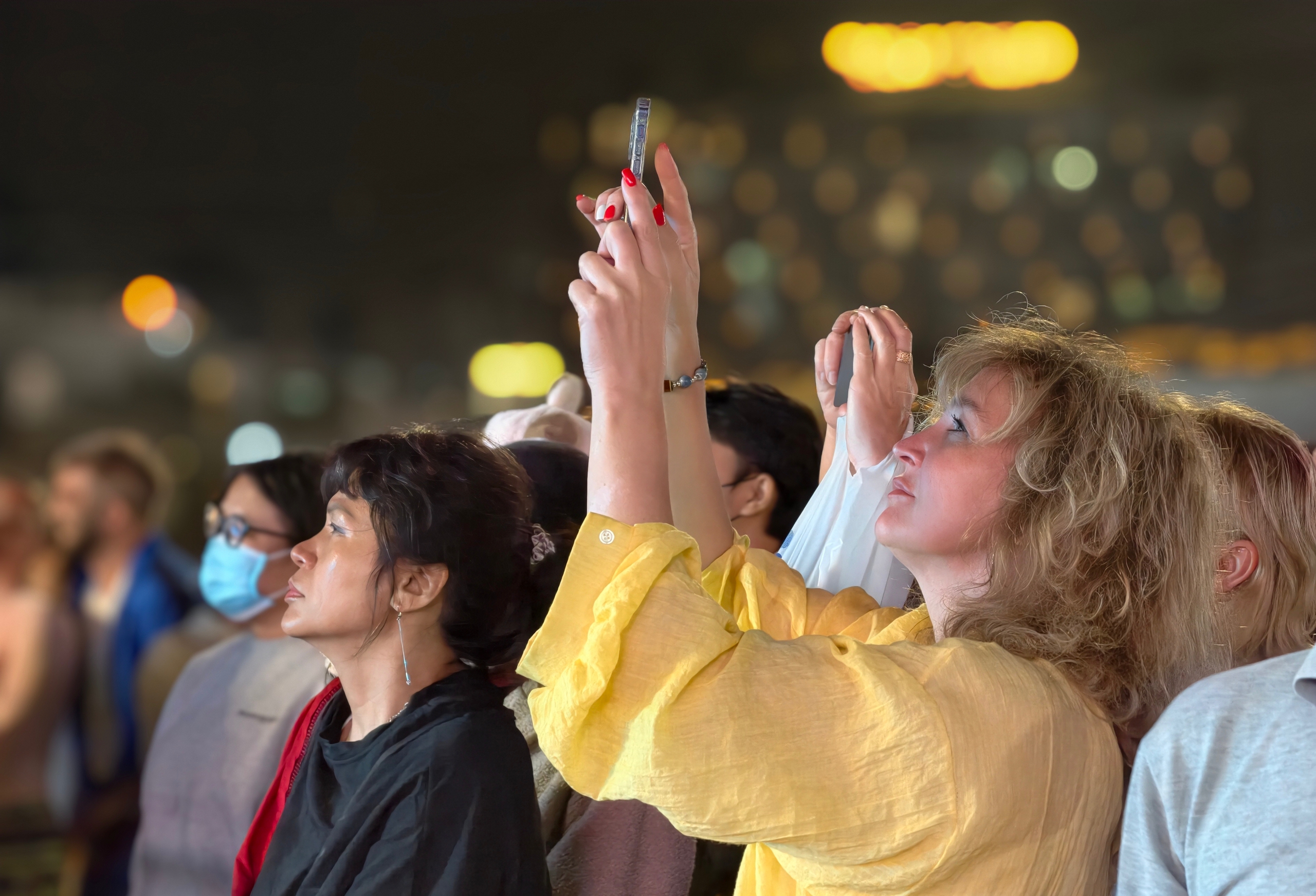 Du kh&aacute;ch h&agrave;o hứng với đ&ecirc;m nghệ thuật đặc biệt ở Đ&agrave; Lạt - Ảnh 7.