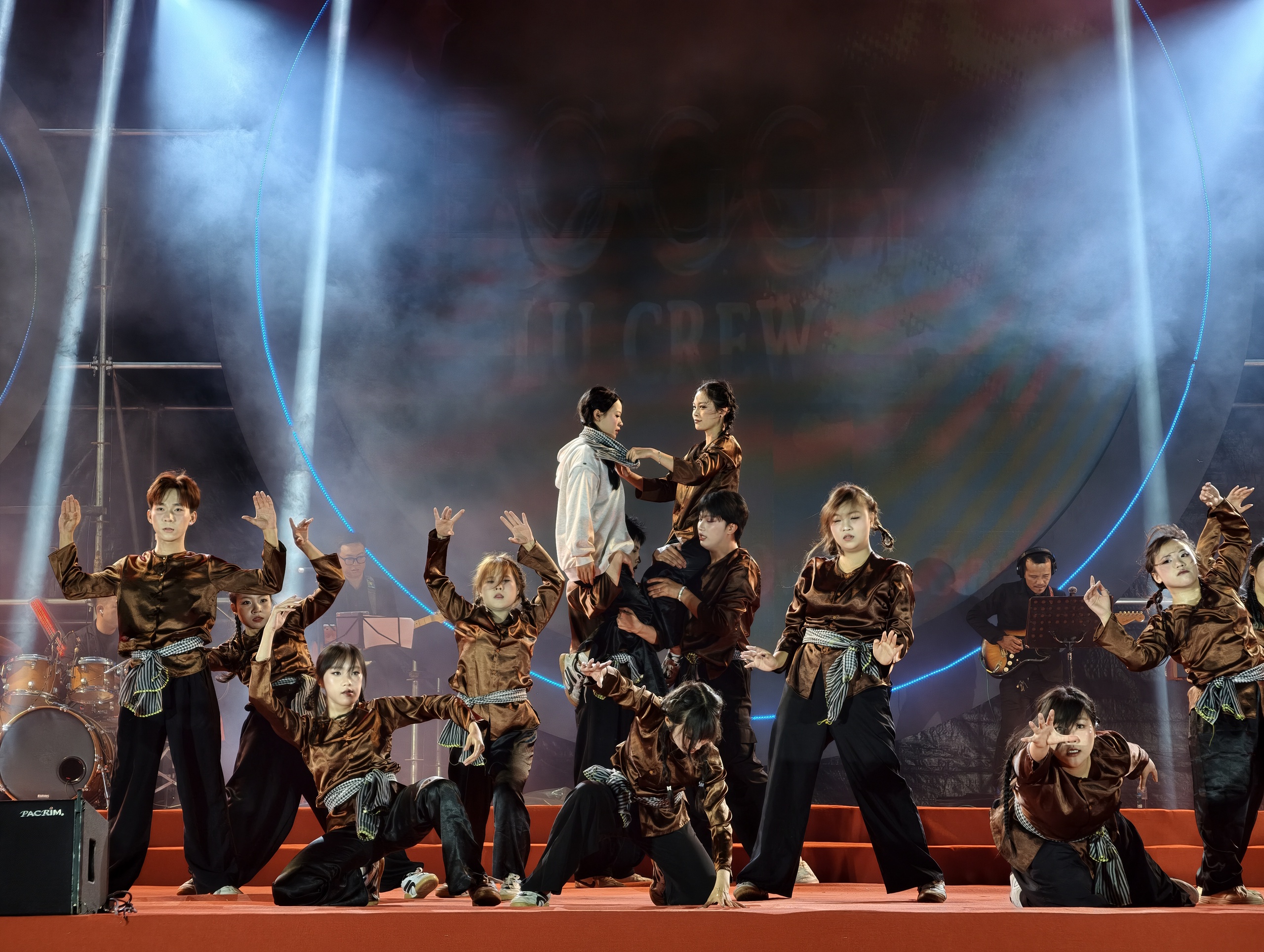 Du kh&aacute;ch h&agrave;o hứng với đ&ecirc;m nghệ thuật đặc biệt ở Đ&agrave; Lạt - Ảnh 4.