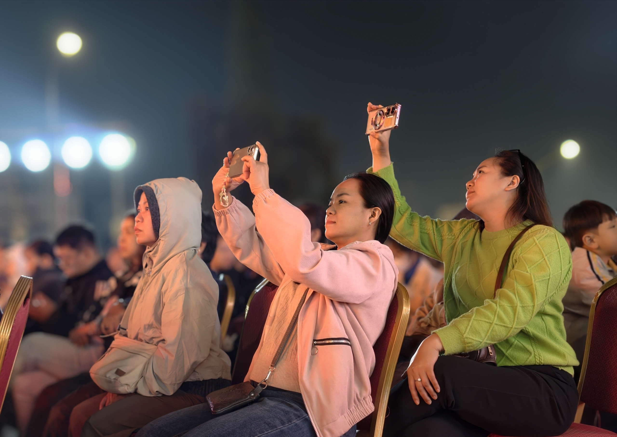 Du kh&aacute;ch h&agrave;o hứng với đ&ecirc;m nghệ thuật đặc biệt ở Đ&agrave; Lạt - Ảnh 6.