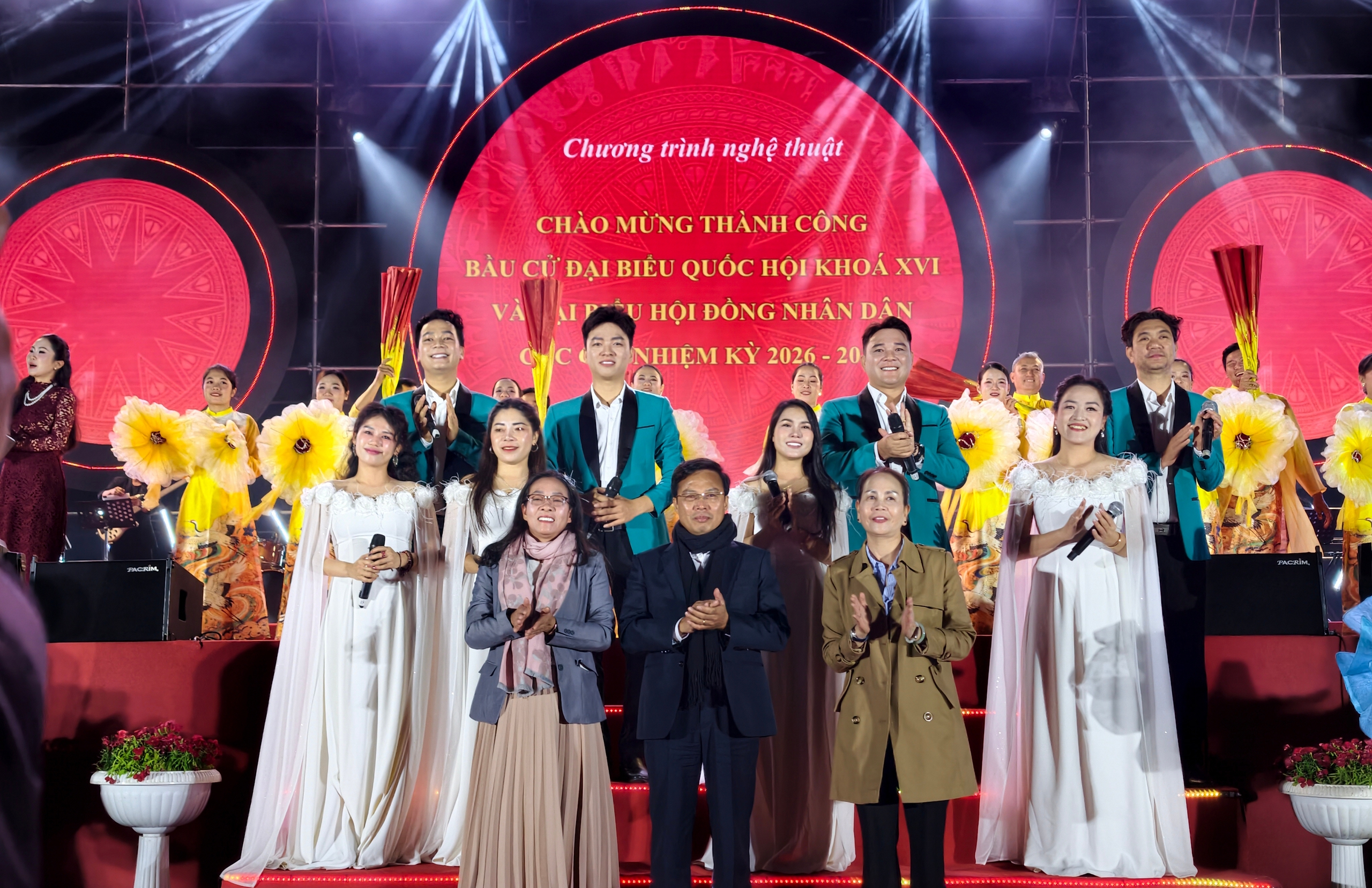 Du kh&aacute;ch h&agrave;o hứng với đ&ecirc;m nghệ thuật đặc biệt ở Đ&agrave; Lạt - Ảnh 2.