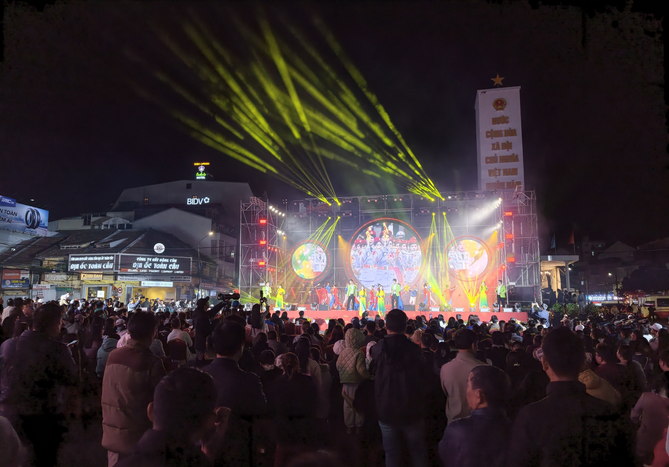 Du kh&aacute;ch h&agrave;o hứng với đ&ecirc;m nghệ thuật đặc biệt ở Đ&agrave; Lạt - Ảnh 1.