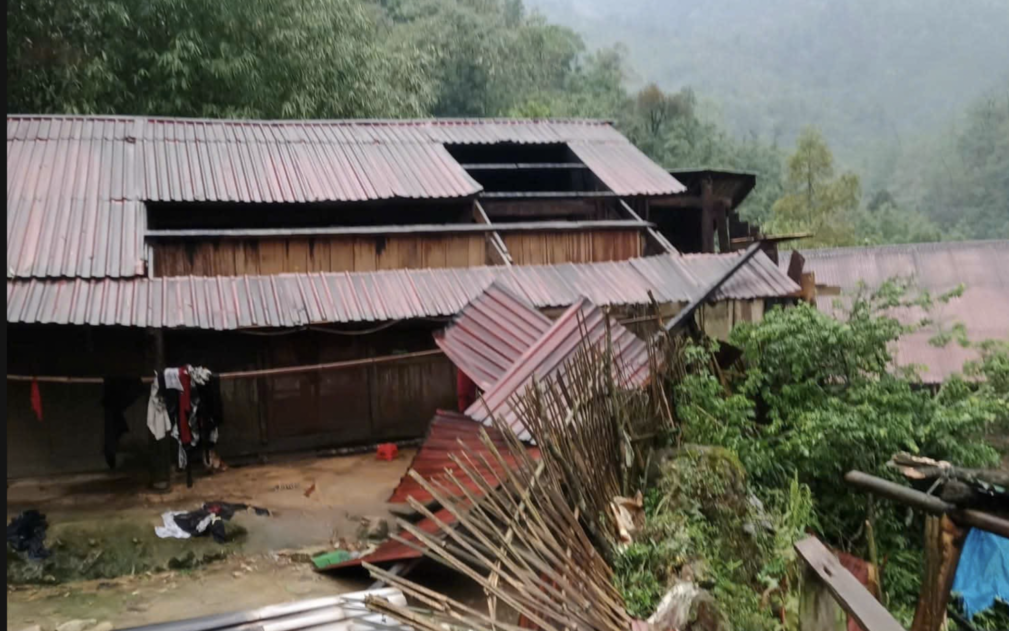 D&ocirc;ng lốc ở Th&aacute;i Nguy&ecirc;n g&acirc;y đổ c&acirc;y l&agrave;m 1 người chết ng&agrave;y 17 - 4 - 2026 - Ảnh 2.