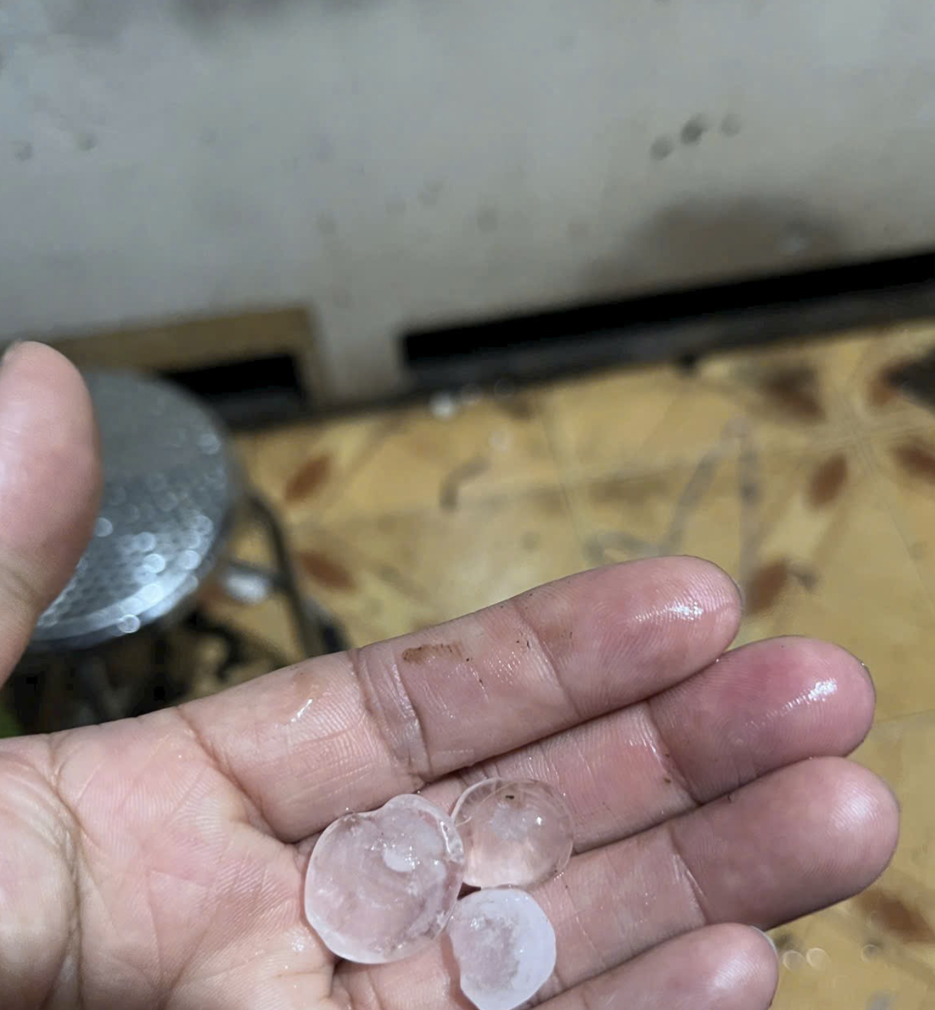 Vì sao Hà Nội và nhiều tỉnh phía Bắc liên tiếp xảy ra dông lốc kèm mưa đá? - Ảnh 1.