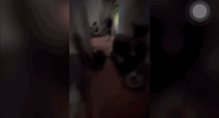 Tạm giữ người đ&agrave;n &ocirc;ng đẩy ng&atilde; người phụ nữ đang &ocirc;m con nhỏ - Ảnh 1.