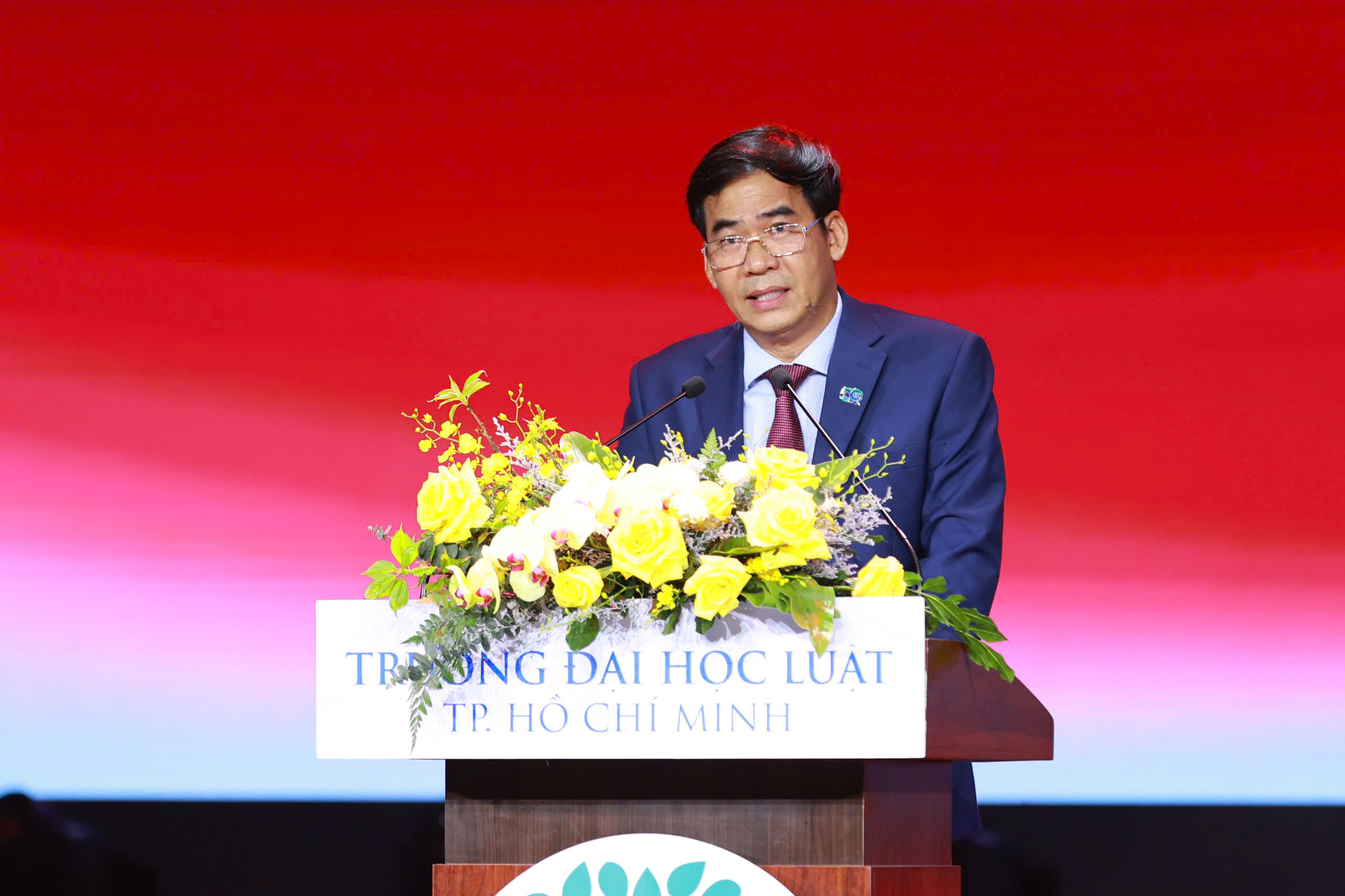 Trường ĐH Luật TPHCM nhận Huân chương Lao động hạng Nhì - Ảnh 2.