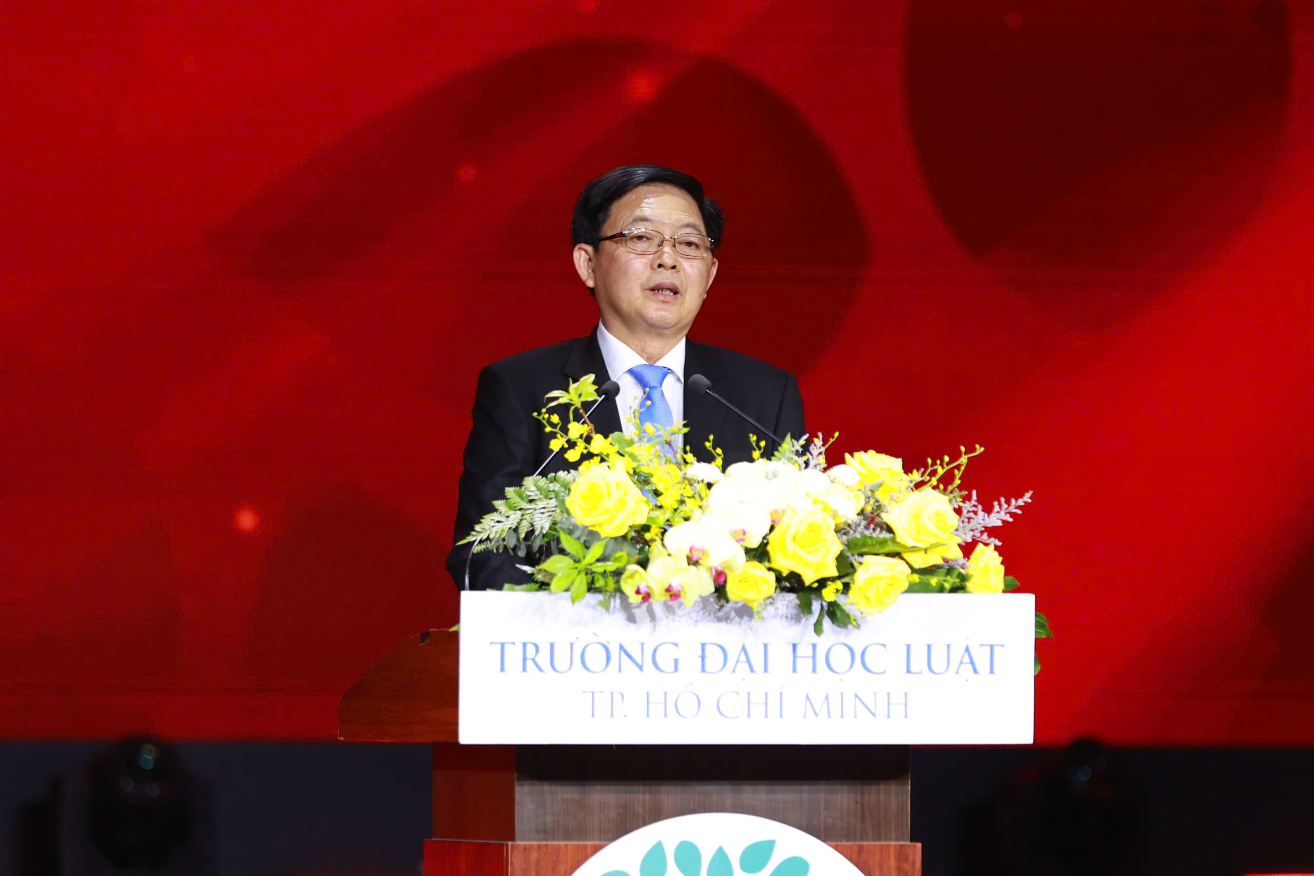 Trường ĐH Luật TPHCM nhận Huân chương Lao động hạng Nhì - Ảnh 1.