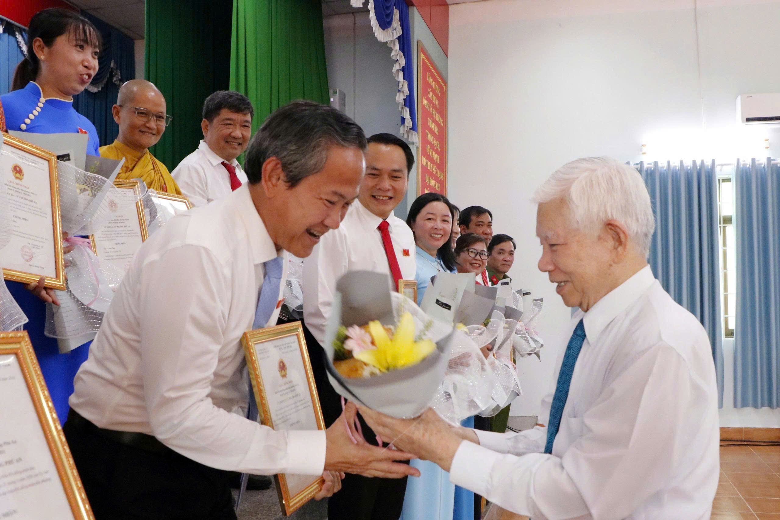 Nguyên Chủ tịch nước Nguyễn Minh Triết tham dự kỳ họp HĐND phường Phú An 2026 - Ảnh 3.