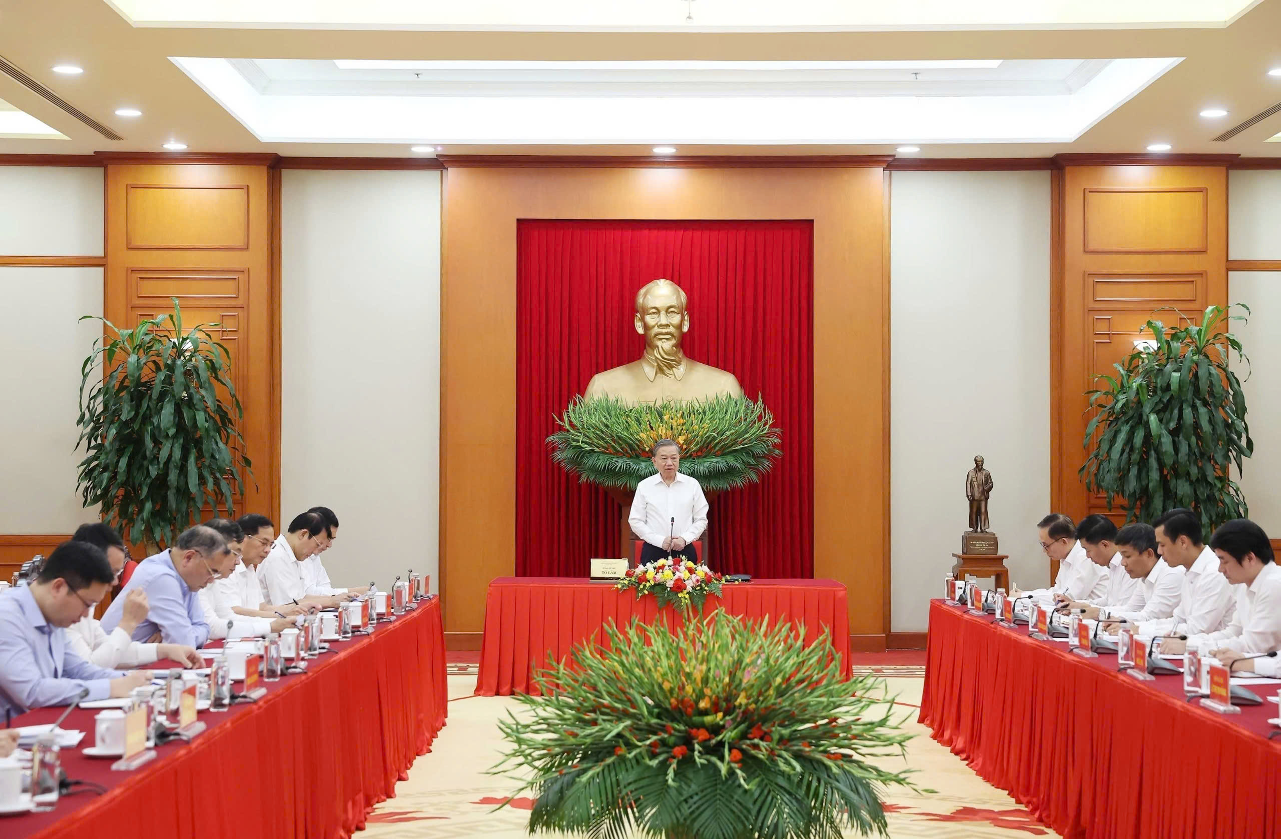 HIỆN THỰC HÓA KHÁT VỌNG PHÁT TRIỂN ĐẤT NƯỚC: 