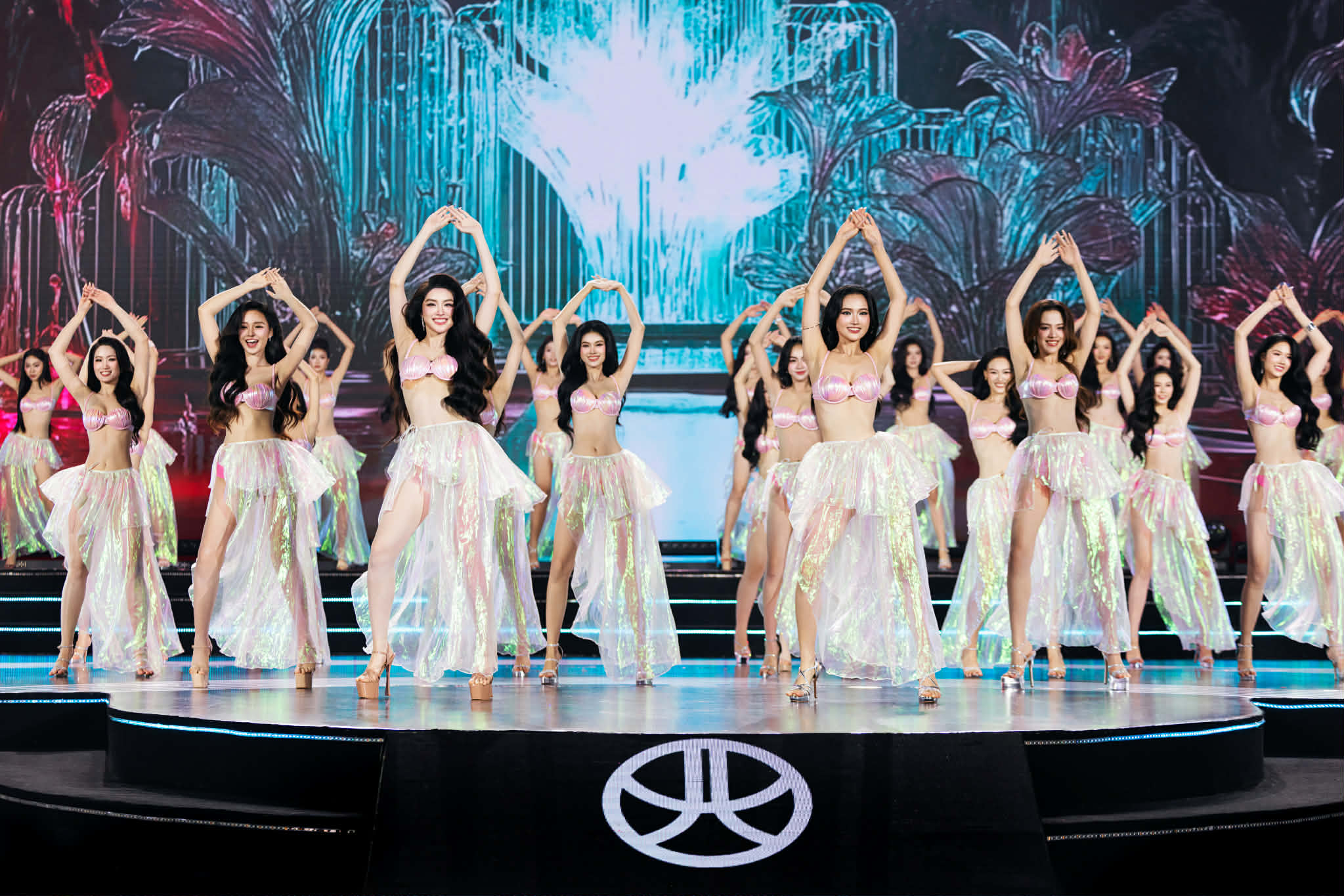 Ai đứng sau những màn đồng diễn ấn tượng ở chung kết Miss World Vietnam 2025  - Ảnh 6.