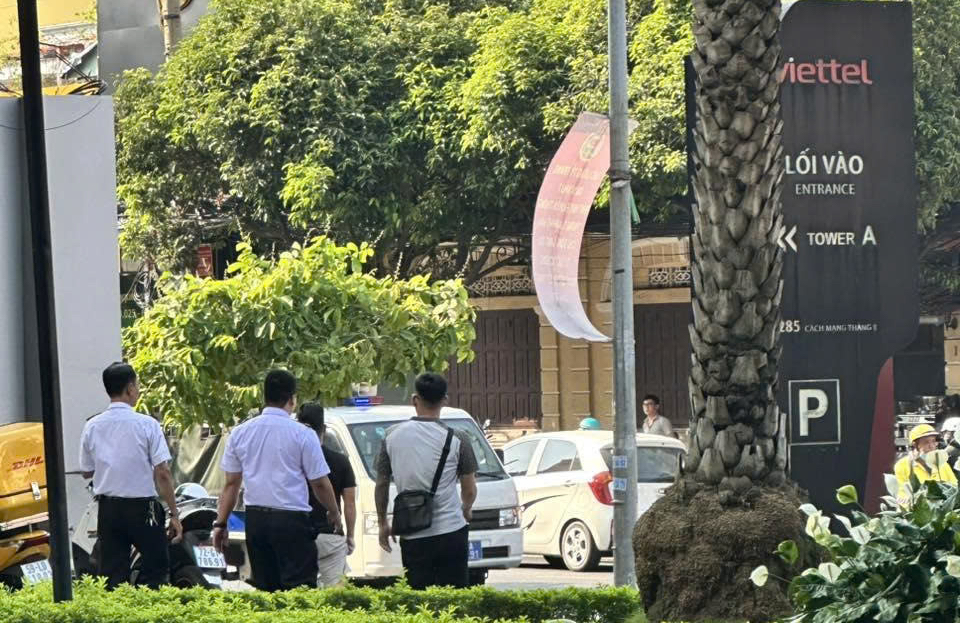 Xử lý nhóm người xô xát, rượt đuổi nhau trên vỉa hè ở TPHCM - Ảnh 2.