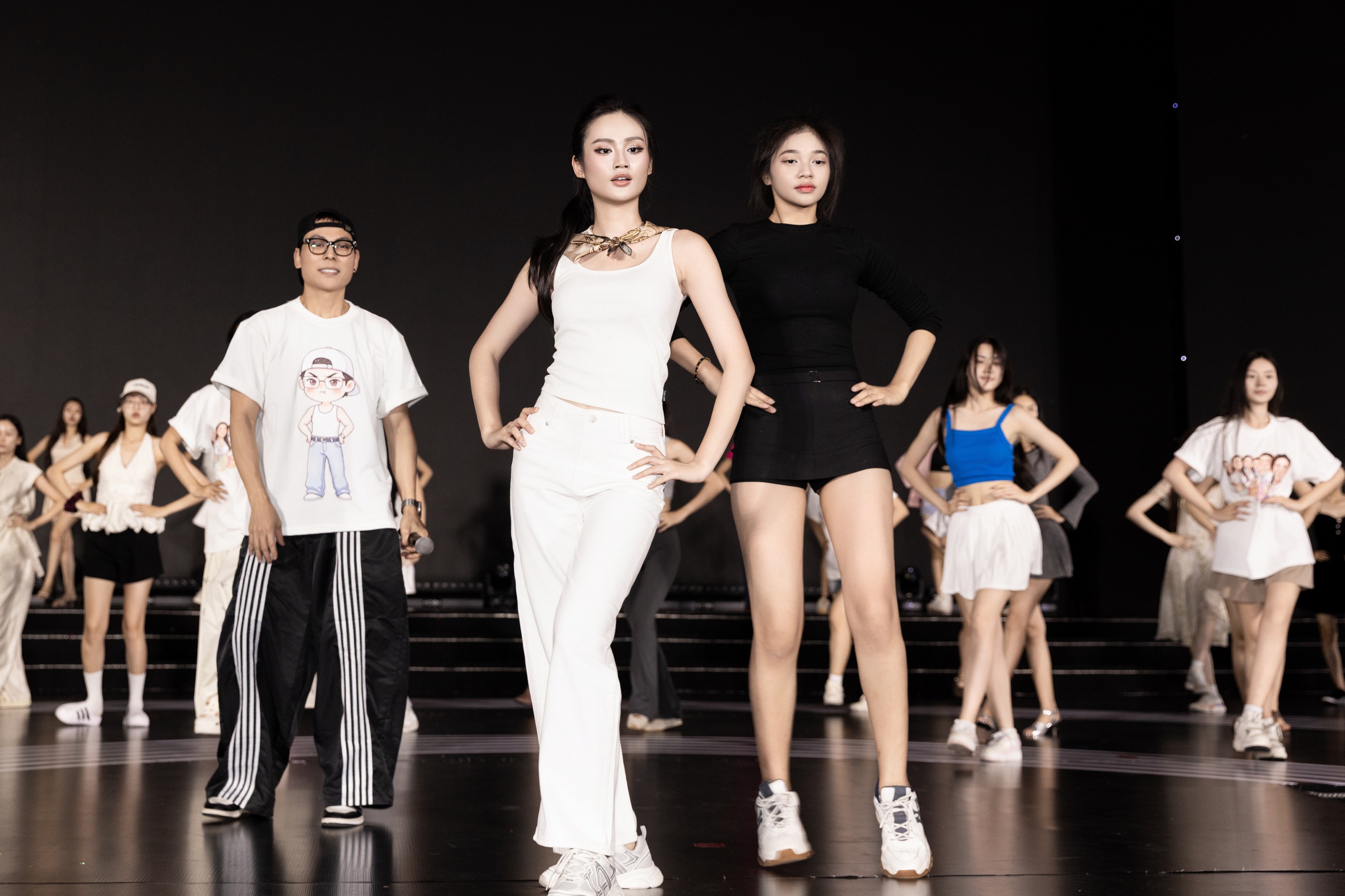 Ai đứng sau những màn đồng diễn ấn tượng ở chung kết Miss World Vietnam 2025  - Ảnh 9.