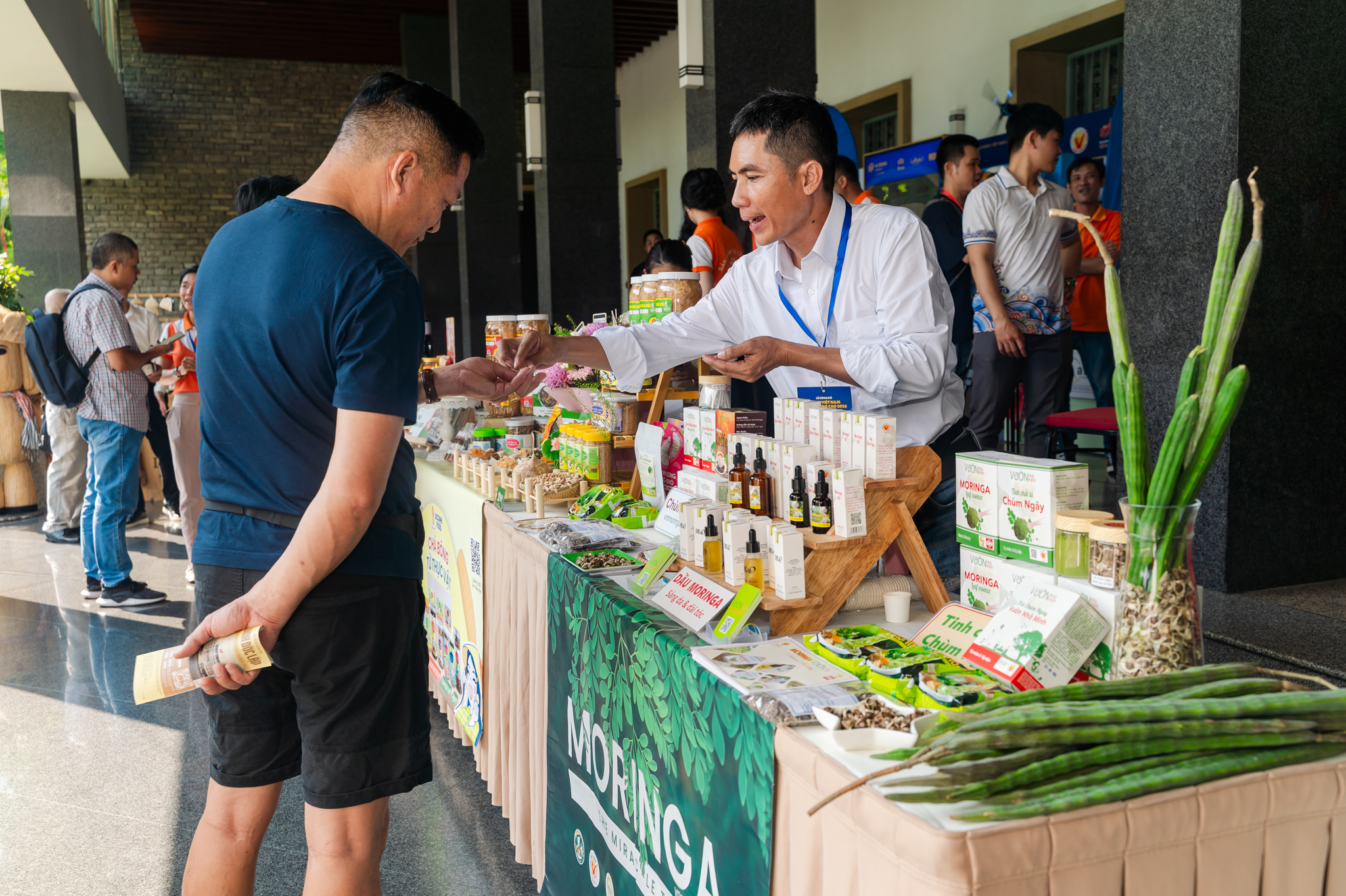 VIDEO: Lạ miệng với đặc sản từ chùm ngây và quả lê-ki-ma tại Lễ công bố Hàng Việt Nam Chất lượng cao - Ảnh 10.