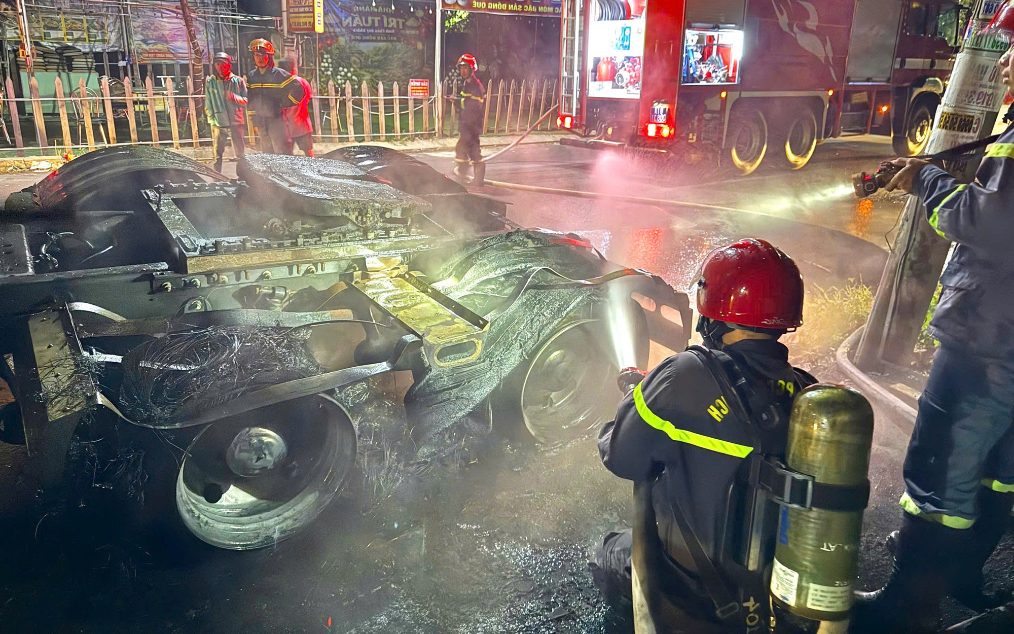 Cháy lớn tại vòng xoay tân hòa đồng Tháp khiến người dân hoảng sợ - Ảnh 1. Cháy lớn tại vòng xoay tân hòa đồng Tháp khiến người dân hoảng sợ - Ảnh 1.