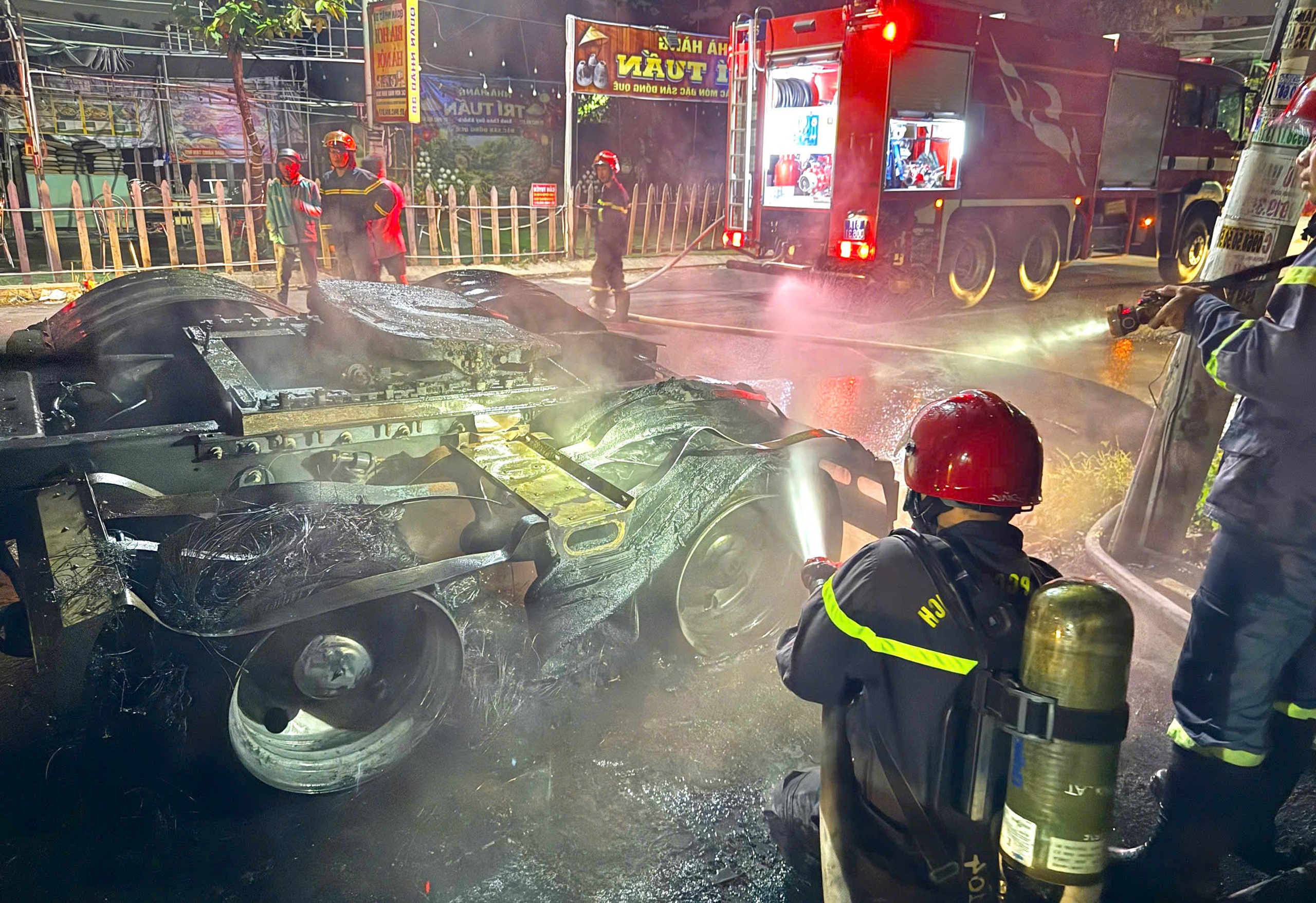 Cháy xe đầu kéo container tại tp . Hcm: Cảnh sát kịp thời dập lửa - Ảnh 2. Cháy xe đầu kéo container tại tp . Hcm: Cảnh sát kịp thời dập lửa - Ảnh 2.