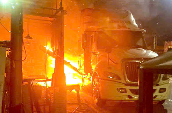 Cháy xe đầu kéo container tại tp . Hcm: Cảnh sát kịp thời dập lửa - Ảnh 1. Cháy xe đầu kéo container tại tp . Hcm: Cảnh sát kịp thời dập lửa - Ảnh 1.