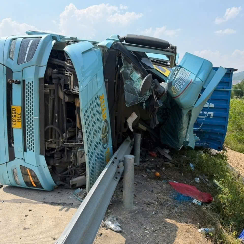 Tai nạn giao thông nghiêm trọng tại Đắk Lắk: 3 Người tử vong do xe container tông xe máy - Ảnh 1.