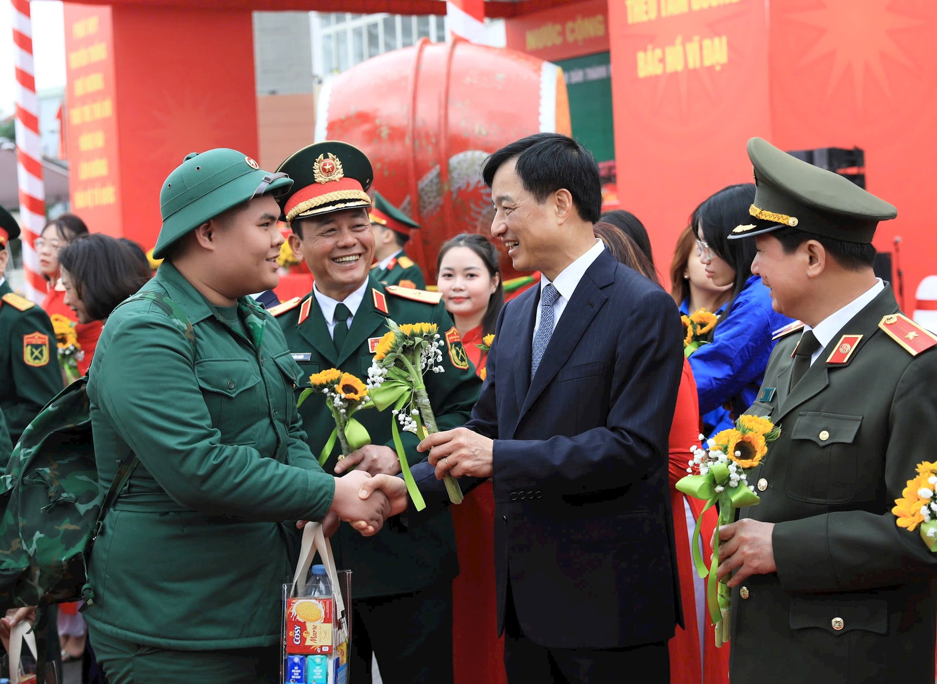 Hà Nội rộn ràng ngày hội tòng quân - Ảnh 3.