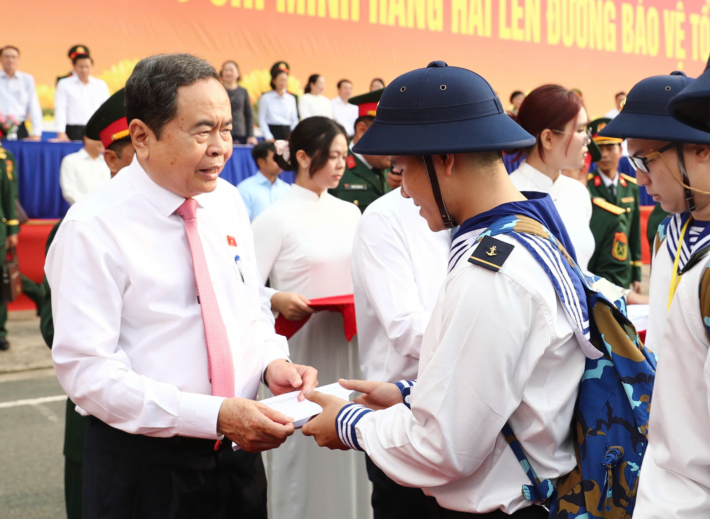 Lớp thanh niên đầu tiên của TPHCM sau sáp nhập lên đường nhập ngũ - Ảnh 6.