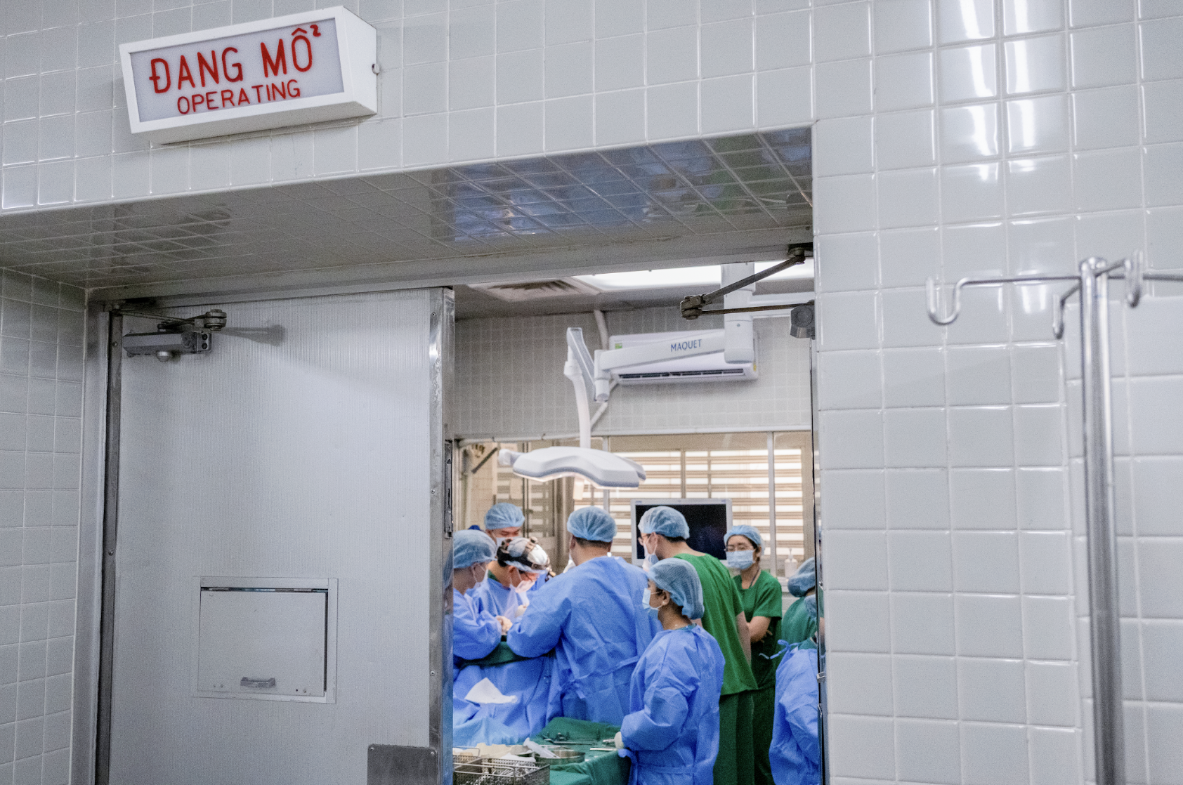 Ca mổ “chưa từng có tiền lệ” khi bác sĩ cắt khối u 800g xâm lấn não, tái tạo toàn bộ vùng mặt - Ảnh 1.