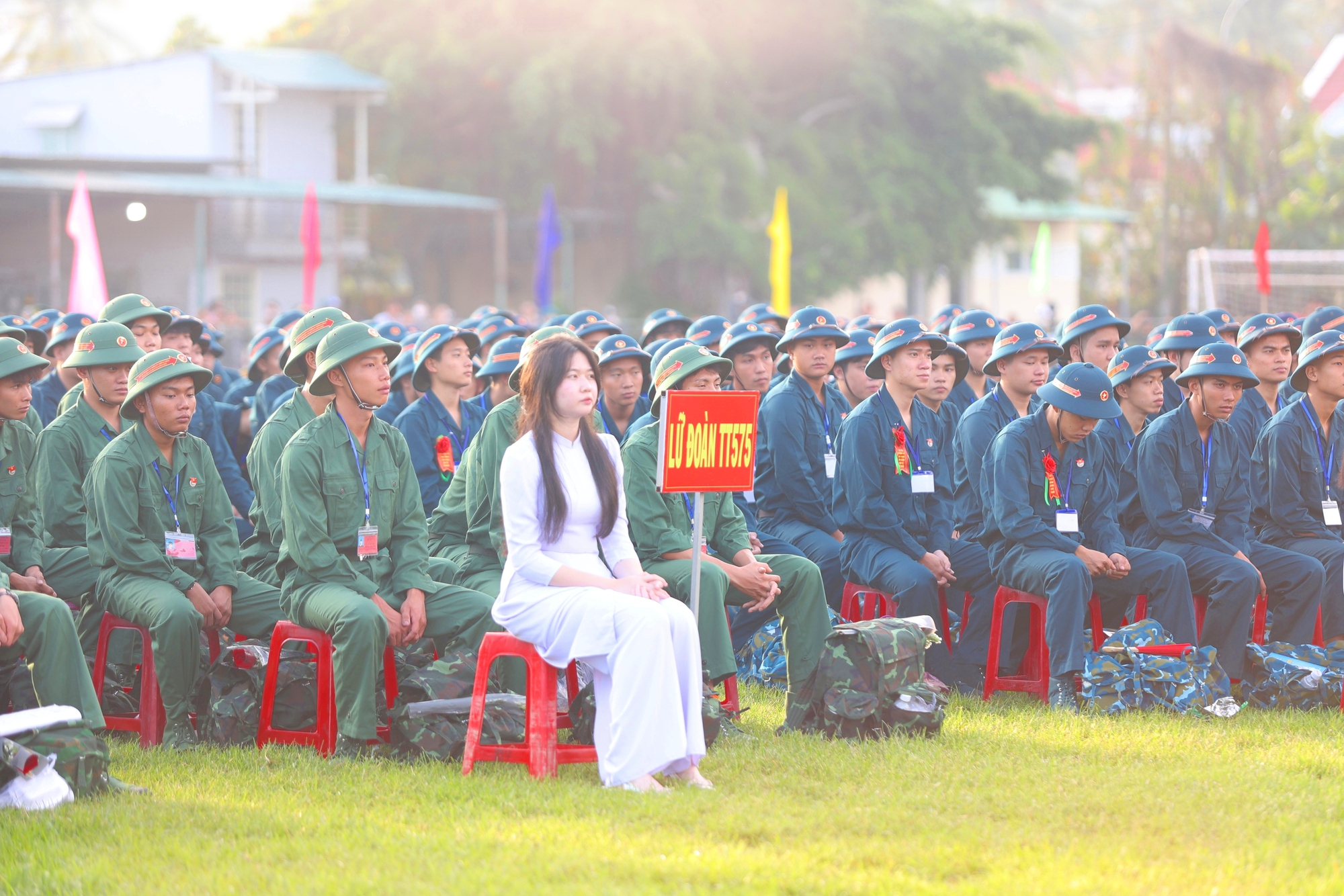 Khánh Hòa: Hơn 1.300 thanh niên viết đơn tình nguyện nhập ngũ - Ảnh 4.