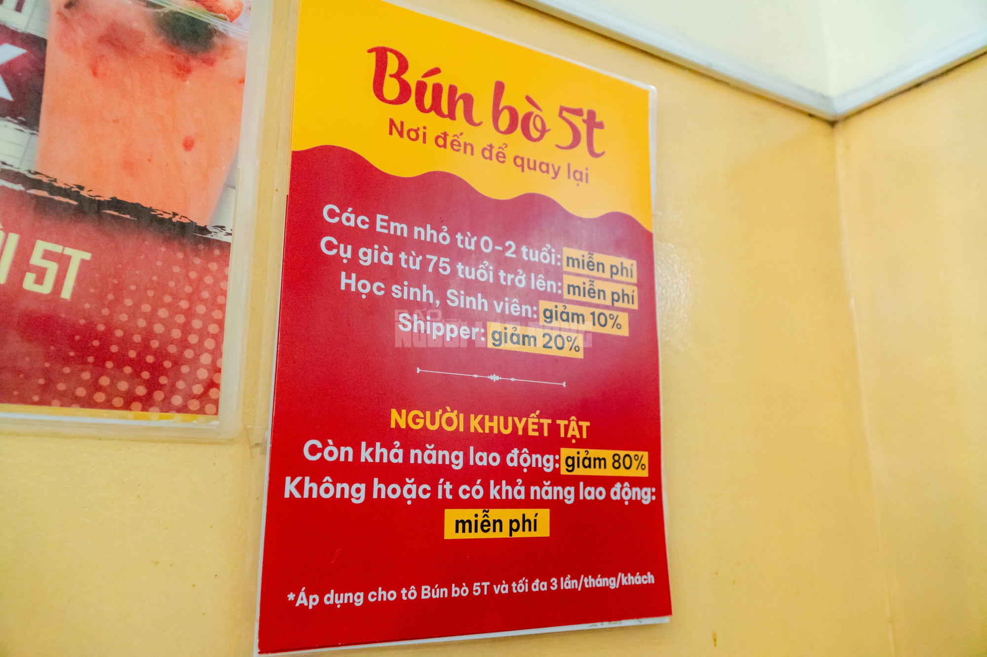 VIDEO: Quán bún bò miễn phí tô lớn 60.000 đồng tại TPHCM - Ảnh 2.