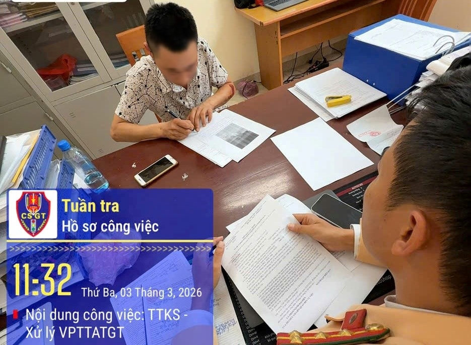 Xử phạt 2 người đàn ông lạng lách đánh võng trên quốc lộ 10 tại Hải Phòng - Ảnh 2. Xử phạt 2 người đàn ông lạng lách đánh võng trên quốc lộ 10 tại Hải Phòng - Ảnh 2.