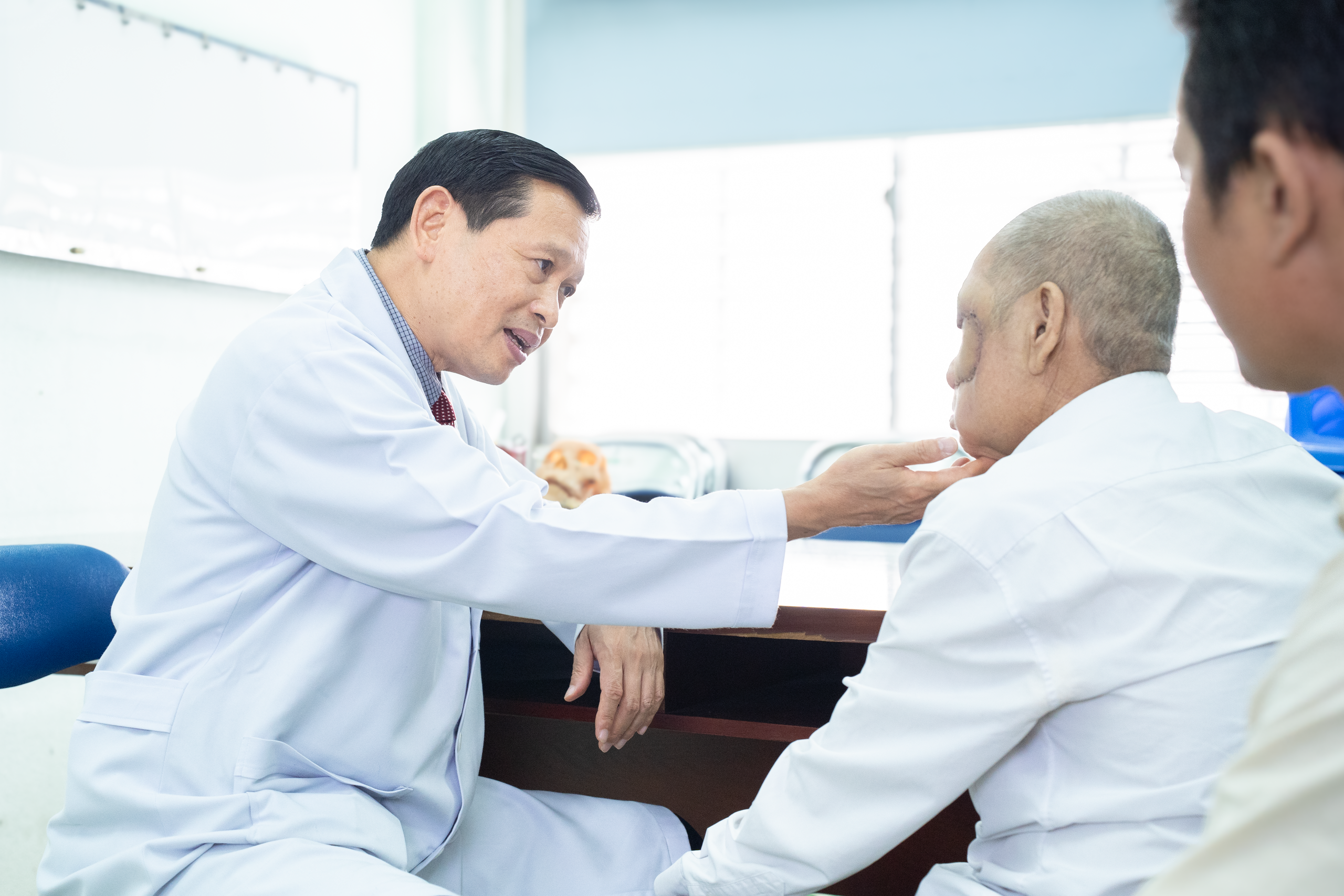 Ca mổ “chưa từng có tiền lệ” khi bác sĩ cắt khối u 800g xâm lấn não, tái tạo toàn bộ vùng mặt - Ảnh 3.