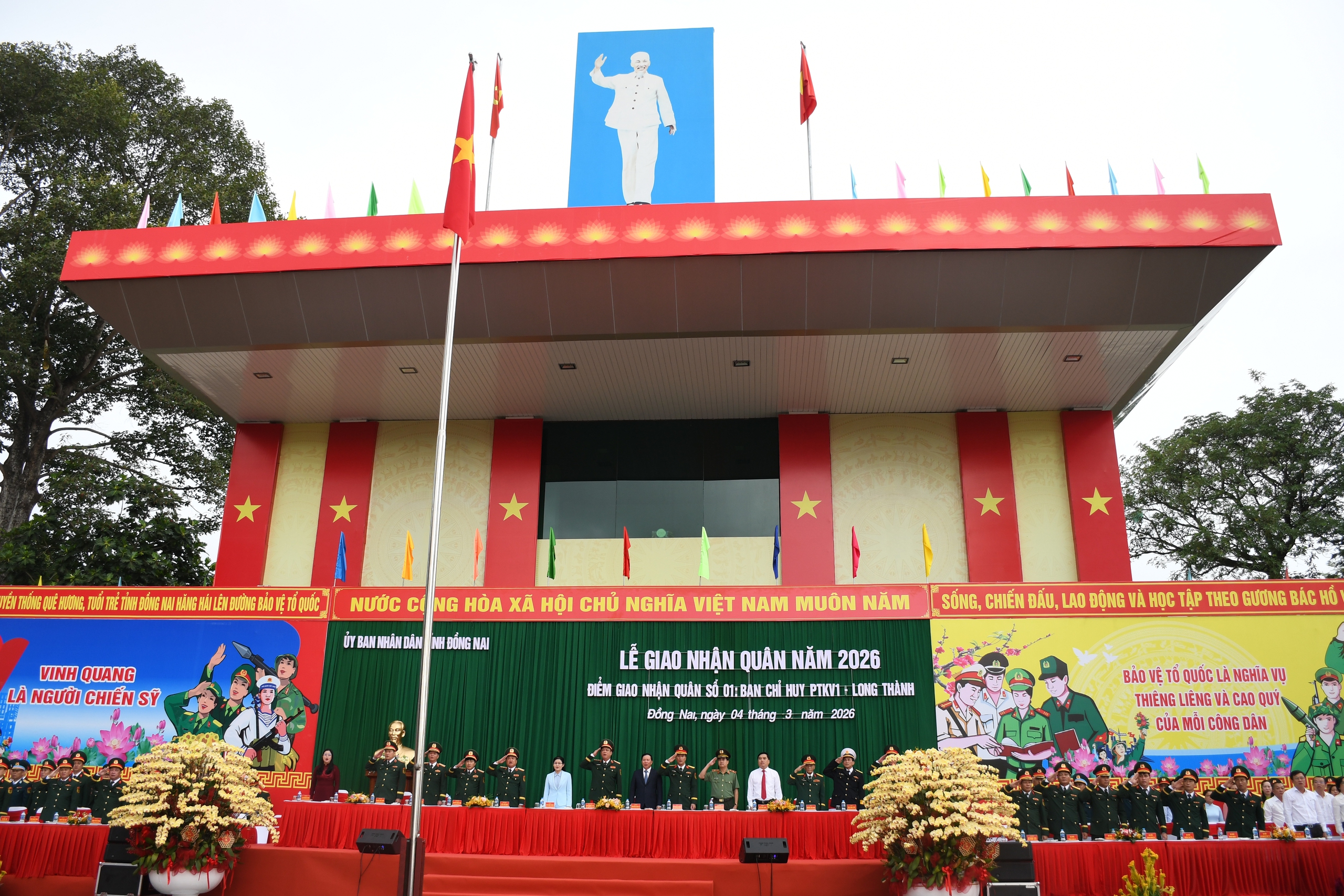 Xúc động lễ giao nhận Quân thanh niên Đồng Nai lên đường nhập ngũ năm 2026 - Ảnh 2. Xúc động lễ giao nhận Quân thanh niên Đồng Nai lên đường nhập ngũ năm 2026 - Ảnh 2.