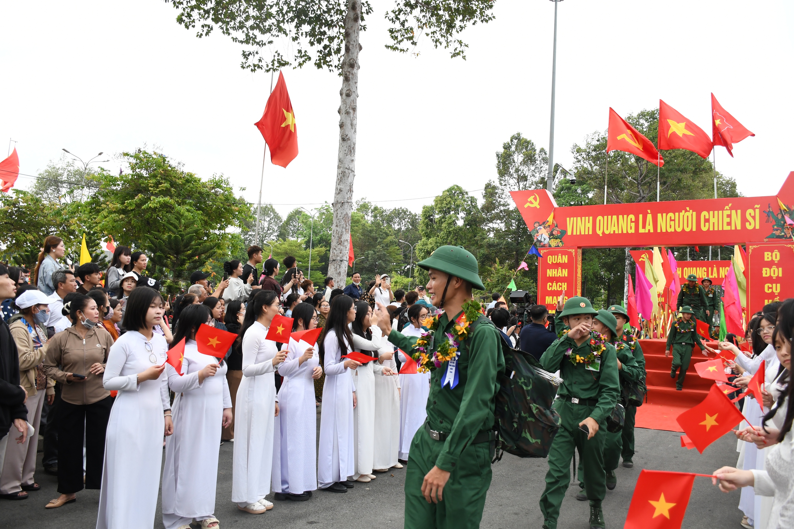 Xúc động lễ giao nhận Quân thanh niên Đồng Nai lên đường nhập ngũ năm 2026 - Ảnh 11. Xúc động lễ giao nhận Quân thanh niên Đồng Nai lên đường nhập ngũ năm 2026 - Ảnh 11.
