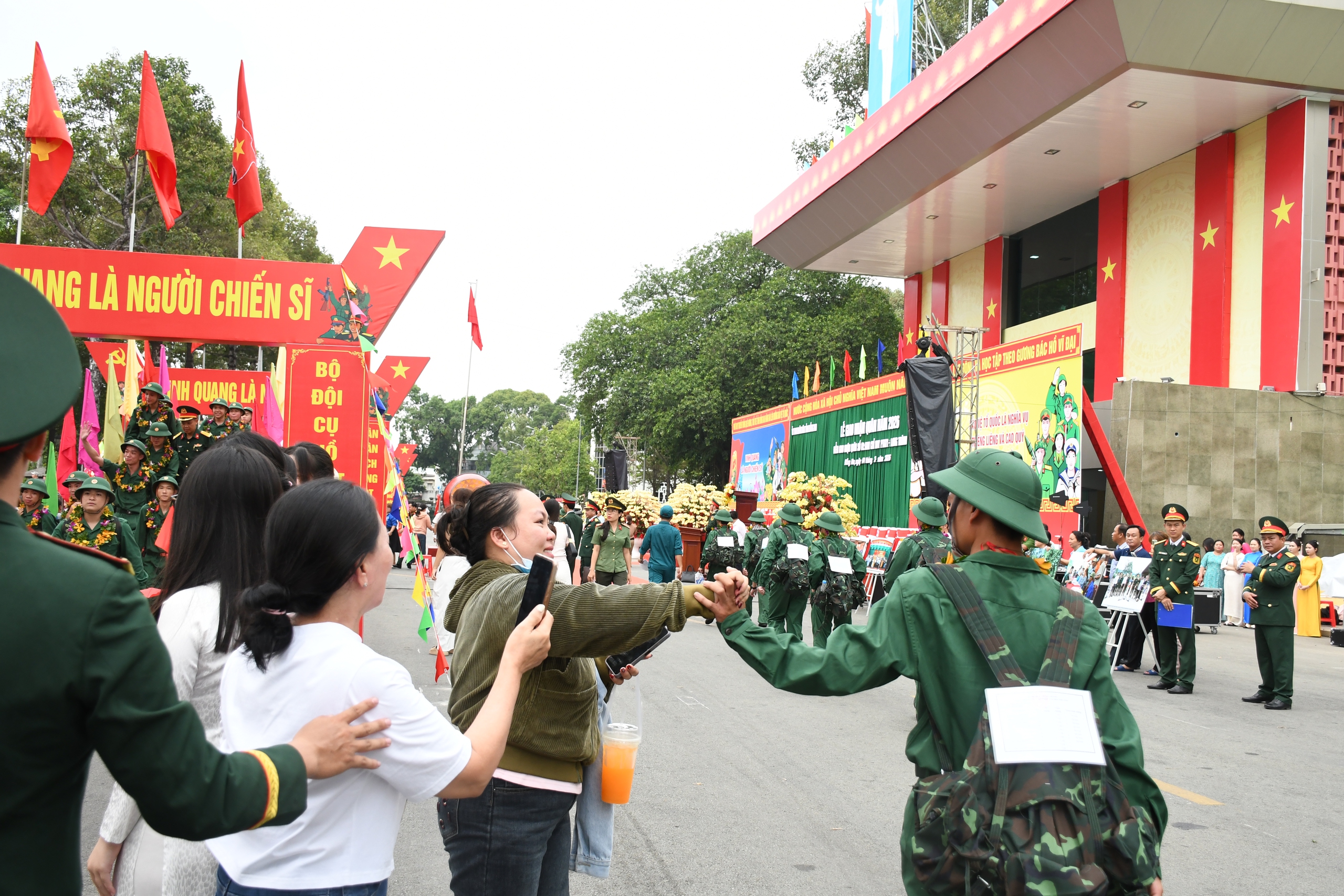 Xúc động lễ giao nhận Quân thanh niên Đồng Nai lên đường nhập ngũ năm 2026 - Ảnh 12. Xúc động lễ giao nhận Quân thanh niên Đồng Nai lên đường nhập ngũ năm 2026 - Ảnh 12.