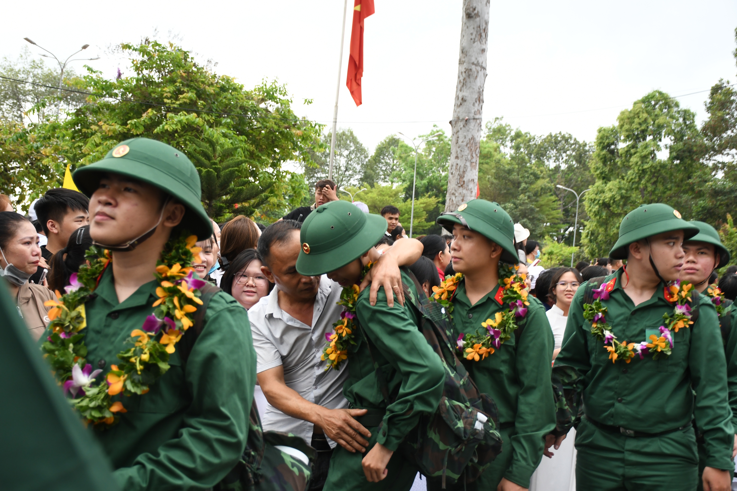 Xúc động lễ giao nhận Quân thanh niên Đồng Nai lên đường nhập ngũ năm 2026 - Ảnh 13. Xúc động lễ giao nhận Quân thanh niên Đồng Nai lên đường nhập ngũ năm 2026 - Ảnh 13.