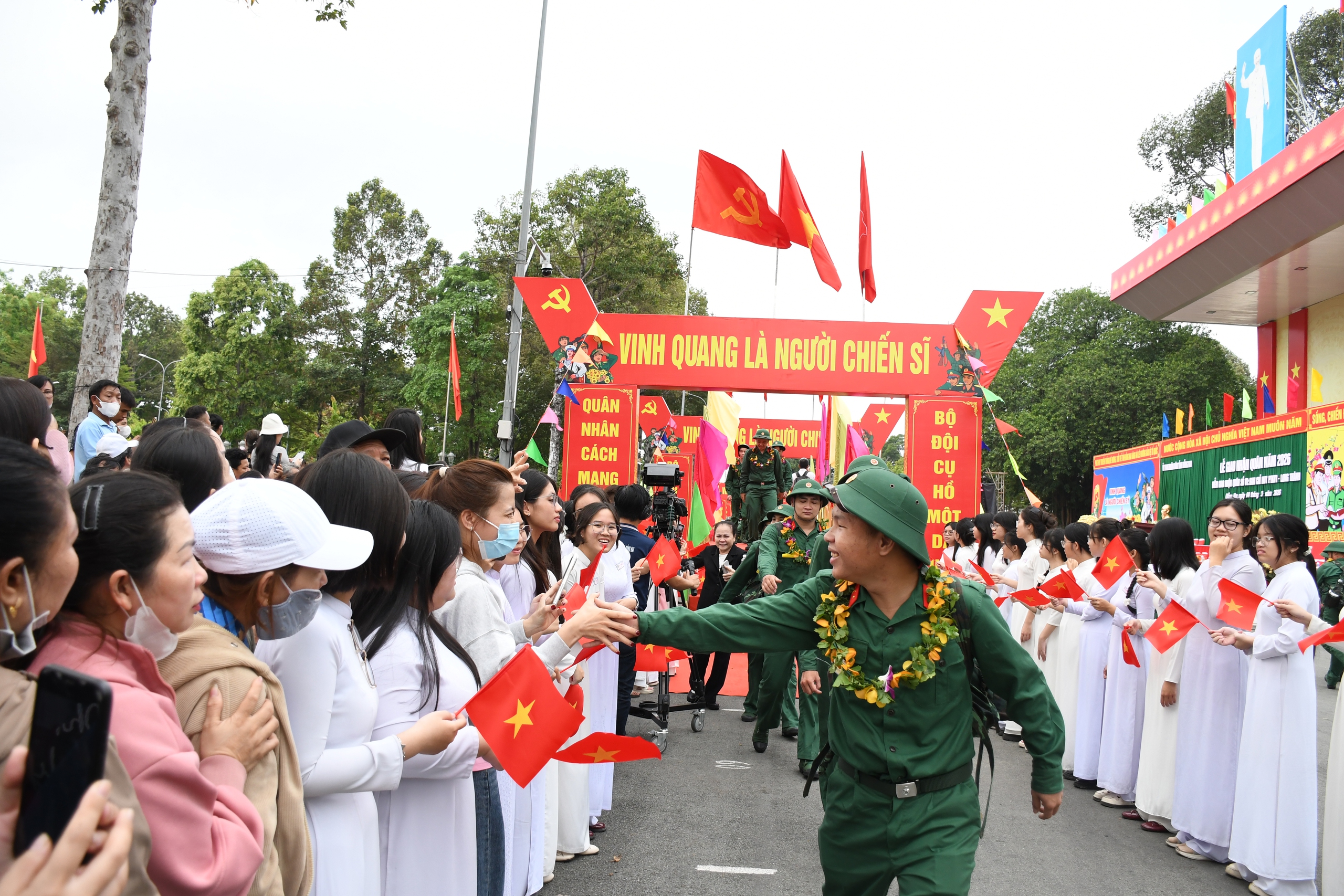 Xúc động lễ giao nhận Quân thanh niên Đồng Nai lên đường nhập ngũ năm 2026 - Ảnh 10. Xúc động lễ giao nhận Quân thanh niên Đồng Nai lên đường nhập ngũ năm 2026 - Ảnh 10.