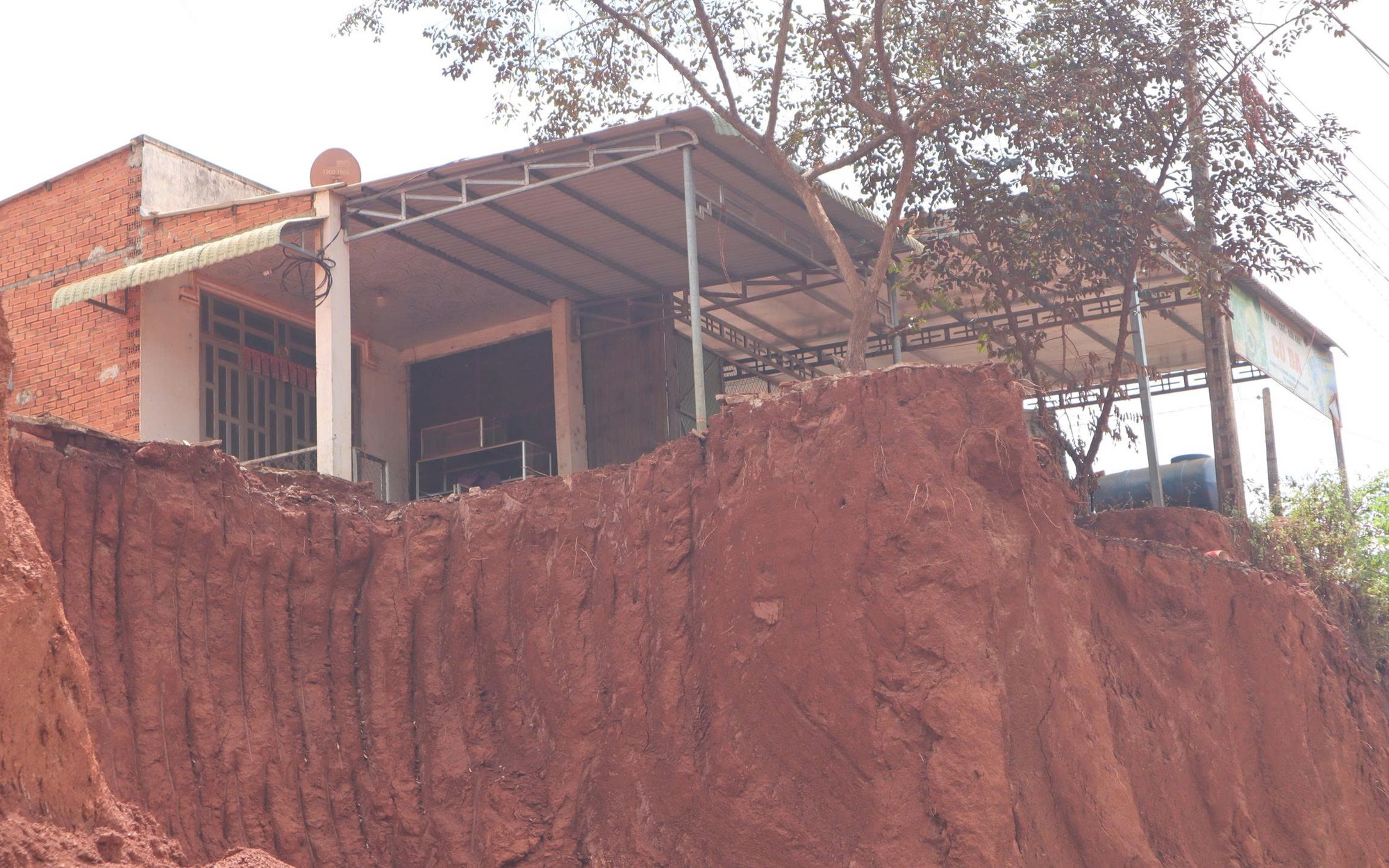 Vụ nh&agrave; d&acirc;n cheo leo b&ecirc;n vực thẳm tại Đồng Nai: Tin tức n&oacute;ng hổi 2026 - Ảnh 1.