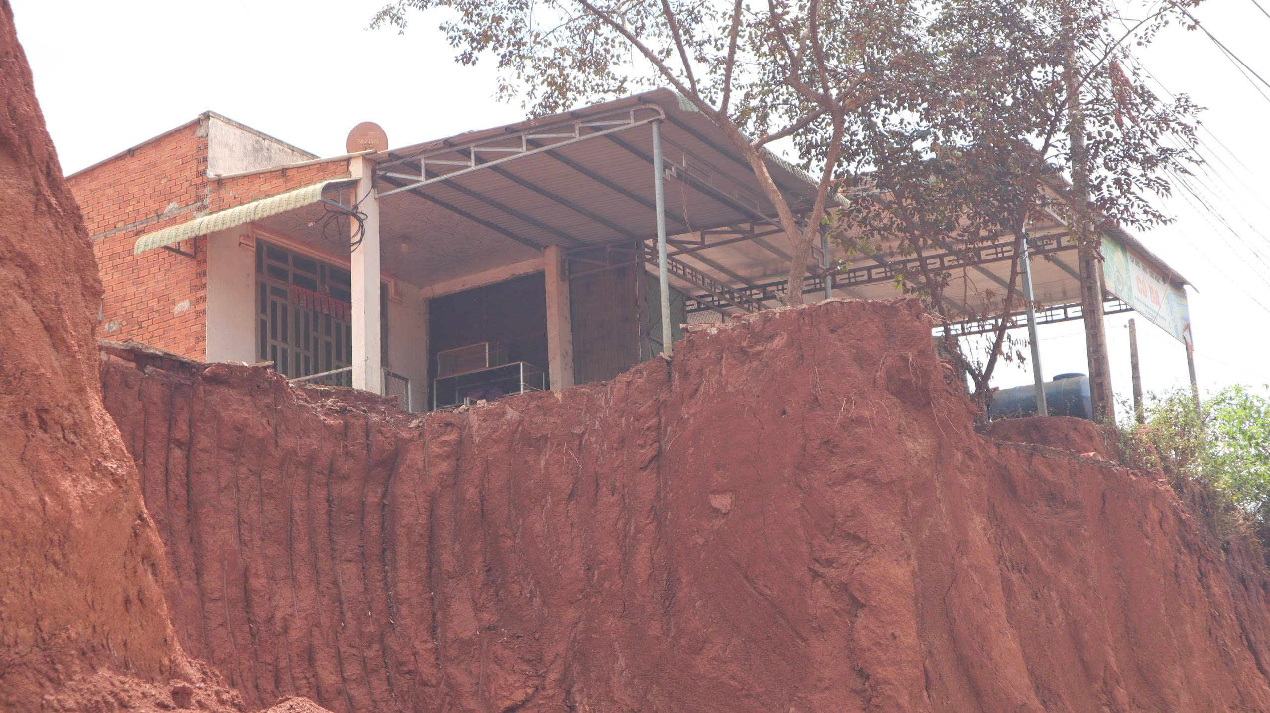 Tỉnh ủy Đồng Nai yêu cầu xử lý vụ nhà dân cheo leo bên mép vực trong năm 2026 - Ảnh 1. Tỉnh ủy Đồng Nai yêu cầu xử lý vụ nhà dân cheo leo bên mép vực trong năm 2026 - Ảnh 1.