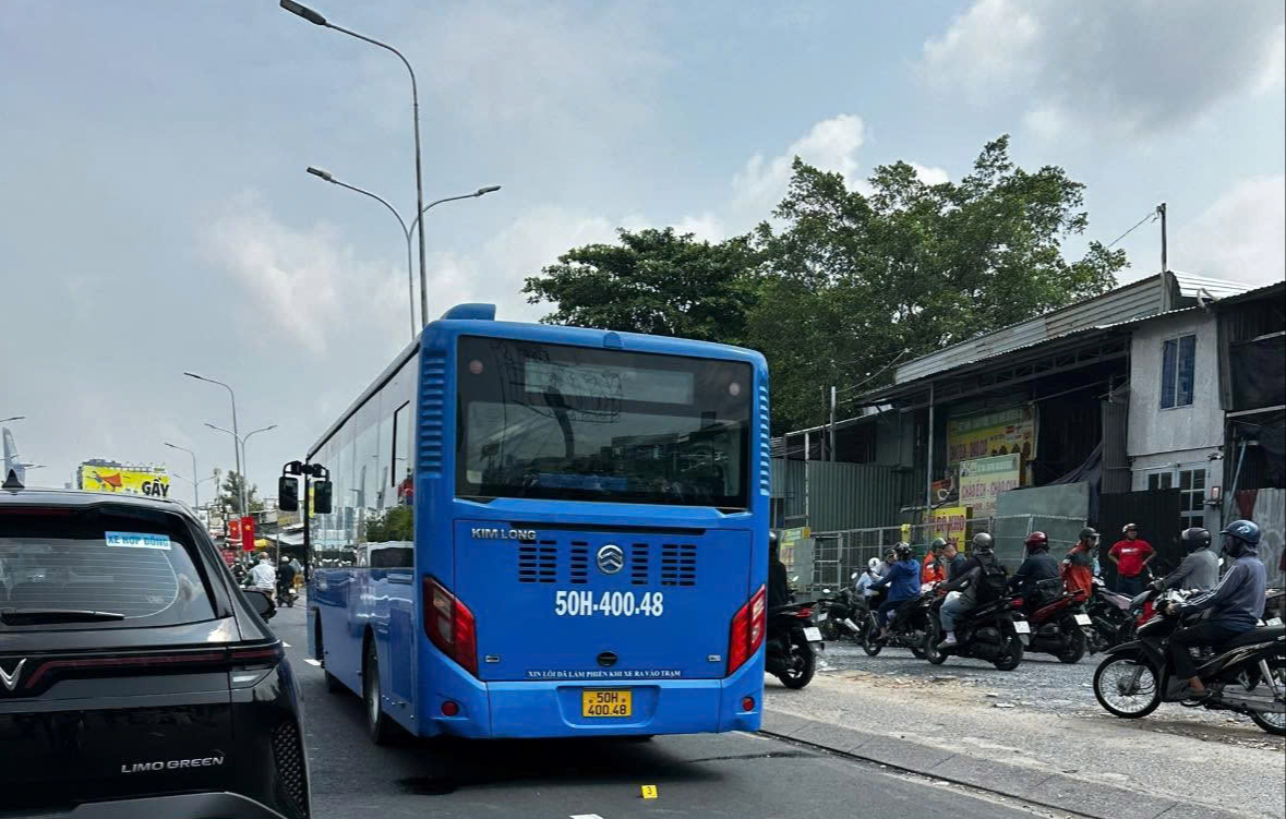 Tai nạn giao thông nghiêm trọng ở TPHCM khiến 1 người tử vong - Ảnh 2. Tai nạn giao thông nghiêm trọng ở TPHCM khiến 1 người tử vong - Ảnh 2.