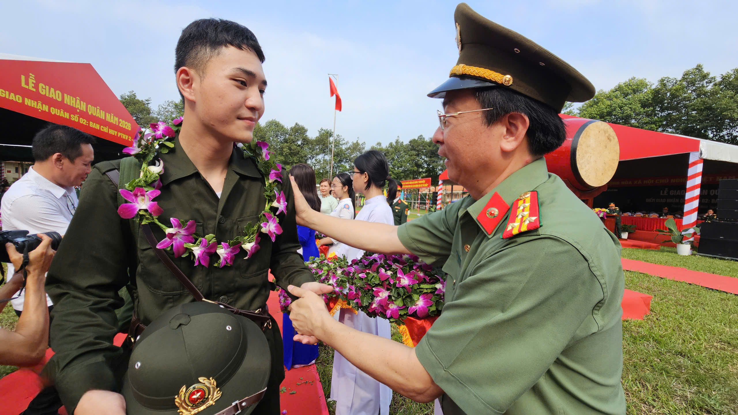 Lễ giao nhận quân TPHCM 2026: Tôn vinh thanh niên lên đường thực hiện nhiệm vụ - Ảnh 12. Lễ giao nhận quân TPHCM 2026: Tôn vinh thanh niên lên đường thực hiện nhiệm vụ - Ảnh 12.