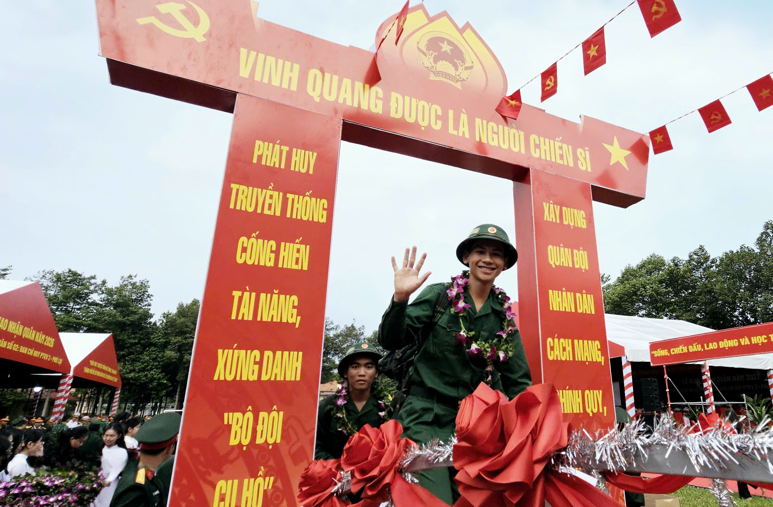 Lễ giao nhận quân TPHCM 2026: Tôn vinh thanh niên lên đường thực hiện nhiệm vụ - Ảnh 13. Lễ giao nhận quân TPHCM 2026: Tôn vinh thanh niên lên đường thực hiện nhiệm vụ - Ảnh 13.