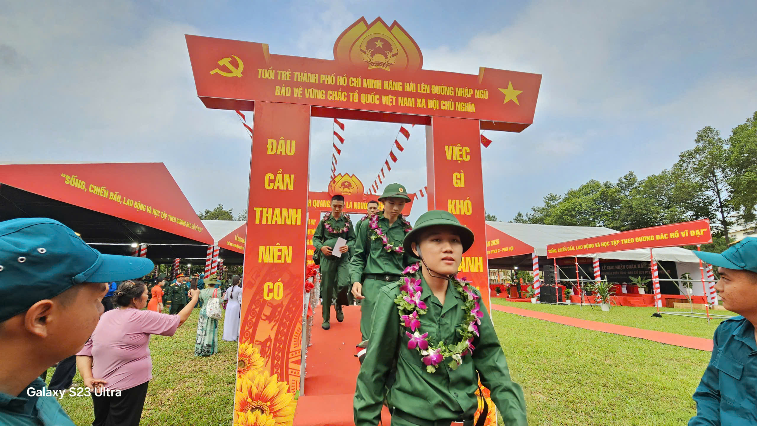 Lễ giao nhận quân TPHCM 2026: Tôn vinh thanh niên lên đường thực hiện nhiệm vụ - Ảnh 2. Lễ giao nhận quân TPHCM 2026: Tôn vinh thanh niên lên đường thực hiện nhiệm vụ - Ảnh 2.