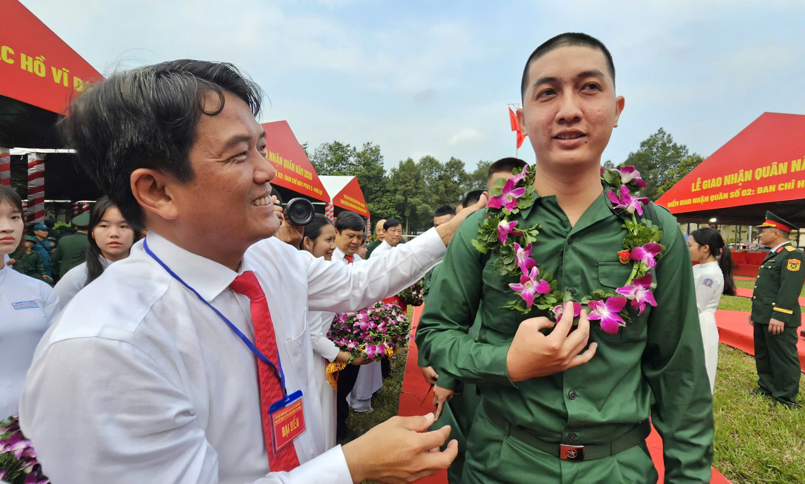 Lễ giao nhận quân TPHCM 2026: Tôn vinh thanh niên lên đường thực hiện nhiệm vụ - Ảnh 10. Lễ giao nhận quân TPHCM 2026: Tôn vinh thanh niên lên đường thực hiện nhiệm vụ - Ảnh 10.