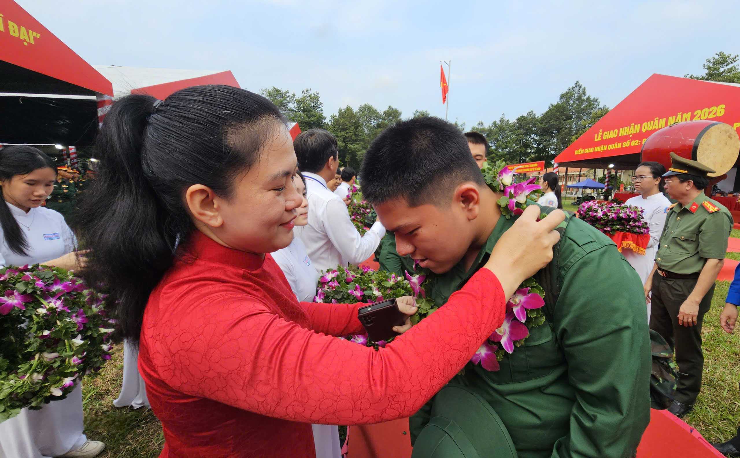 Lễ giao nhận quân TPHCM 2026: Tôn vinh thanh niên lên đường thực hiện nhiệm vụ - Ảnh 11. Lễ giao nhận quân TPHCM 2026: Tôn vinh thanh niên lên đường thực hiện nhiệm vụ - Ảnh 11.