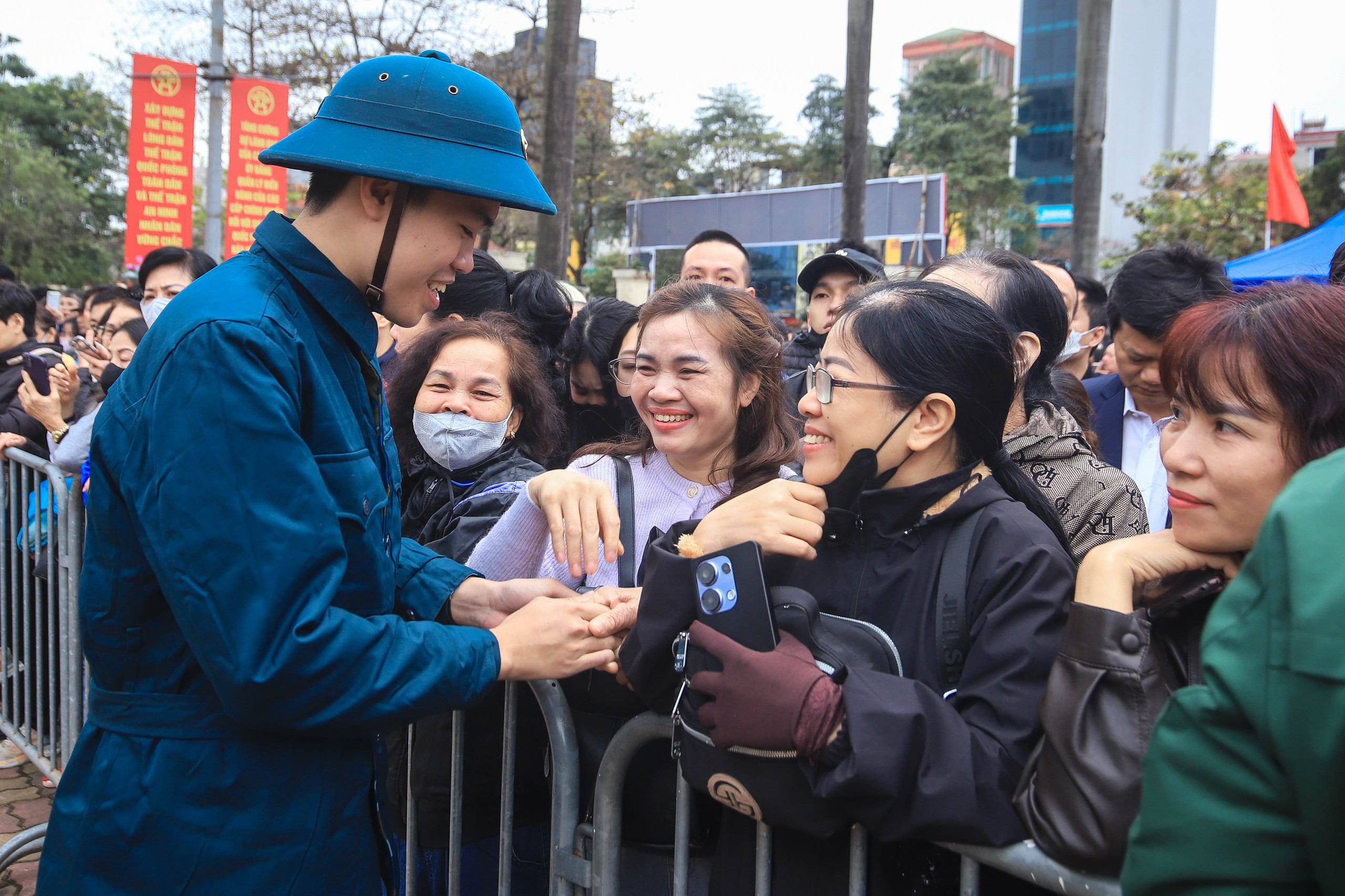 Hà Nội rộn ràng ngày hội tòng quân - Ảnh 6.