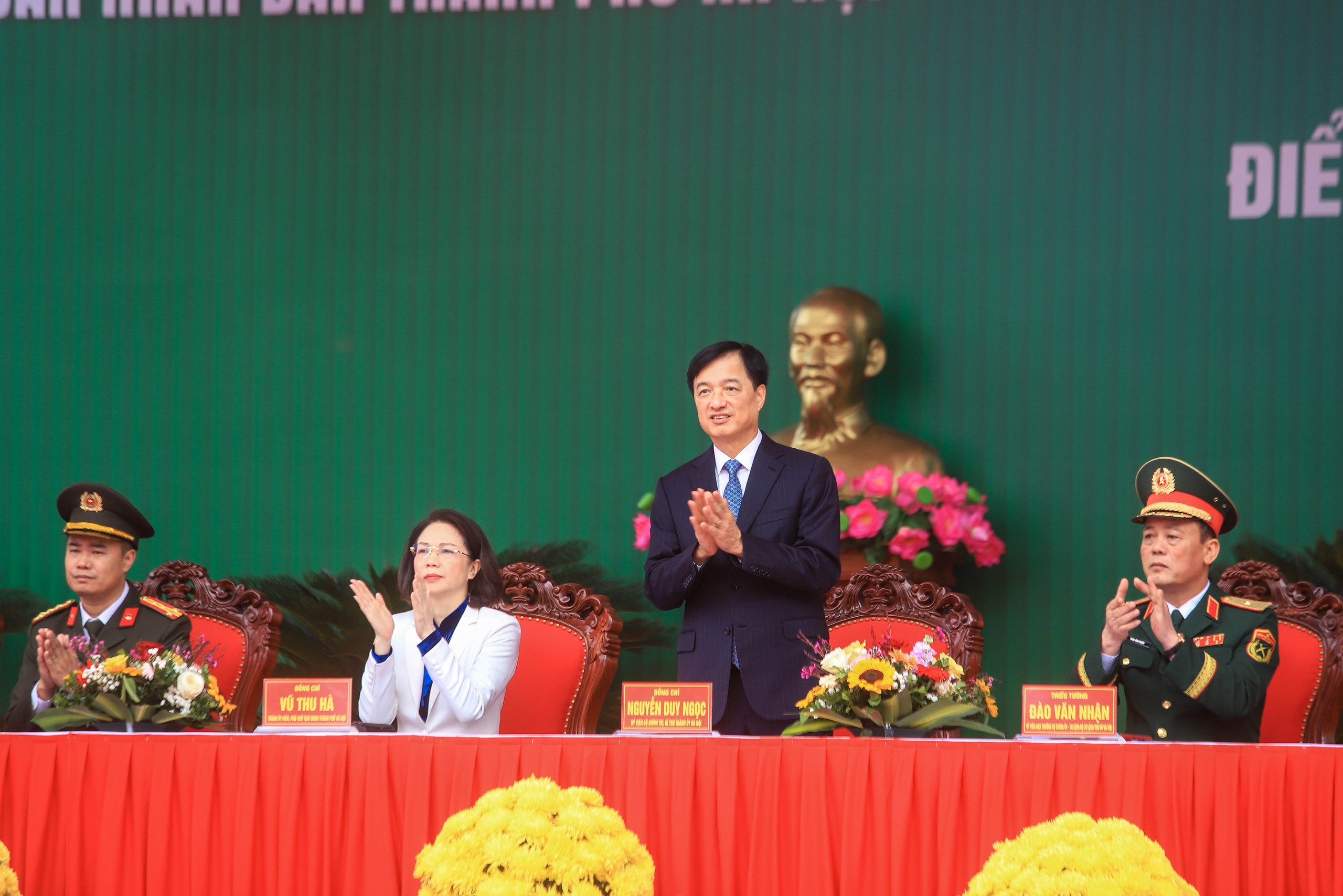 Hà Nội rộn ràng ngày hội tòng quân - Ảnh 1.