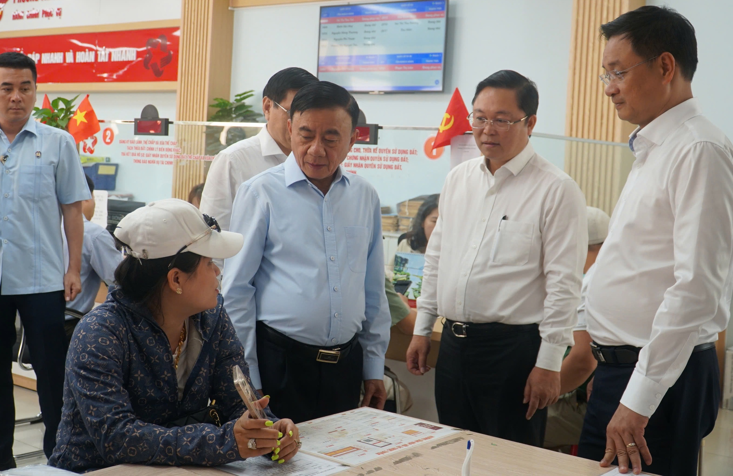 Thường trực Ban Bí thư Trần Cẩm Tú tiếp xúc cử tri Đà Nẵng - Ảnh 2.